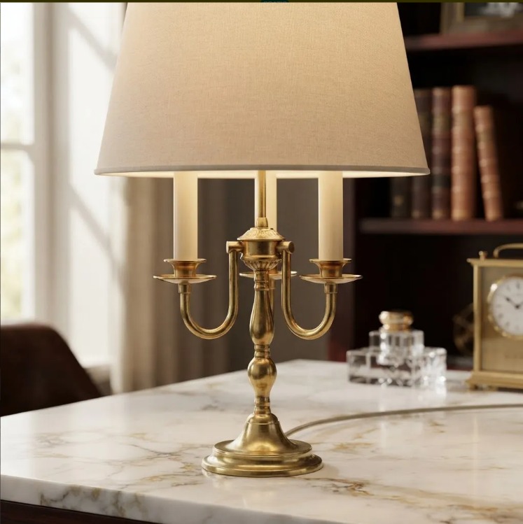 LAMPARA DE MESA BRONCE PULIDO ESTILO INGLES DE TRES LUCES. COD: 107015
