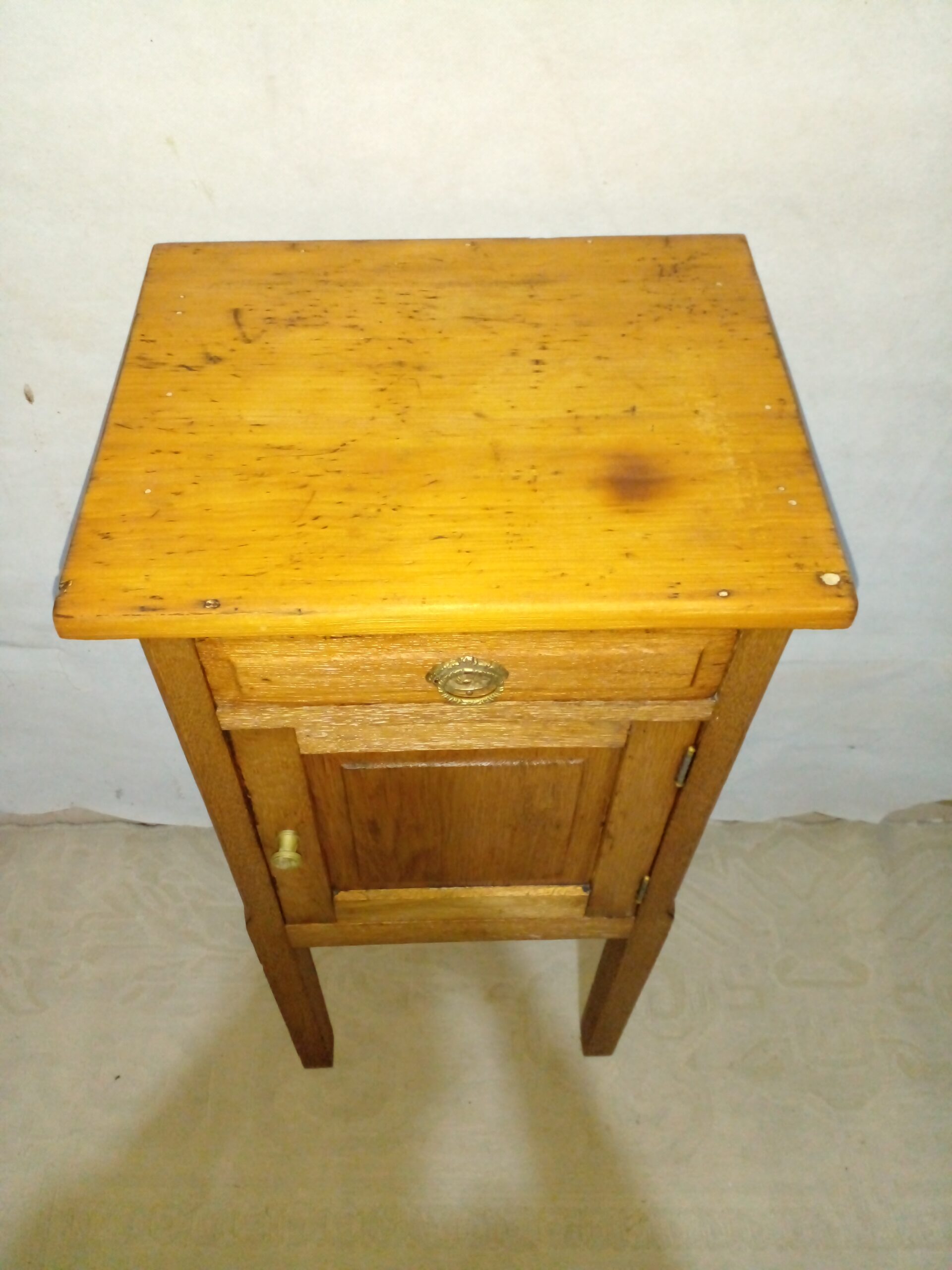 MESA DE LUZ DE ROBLE ANTIGUA MESITA DE LUZ ROBLE LAVADO. COD: 105001 - Imagen 4