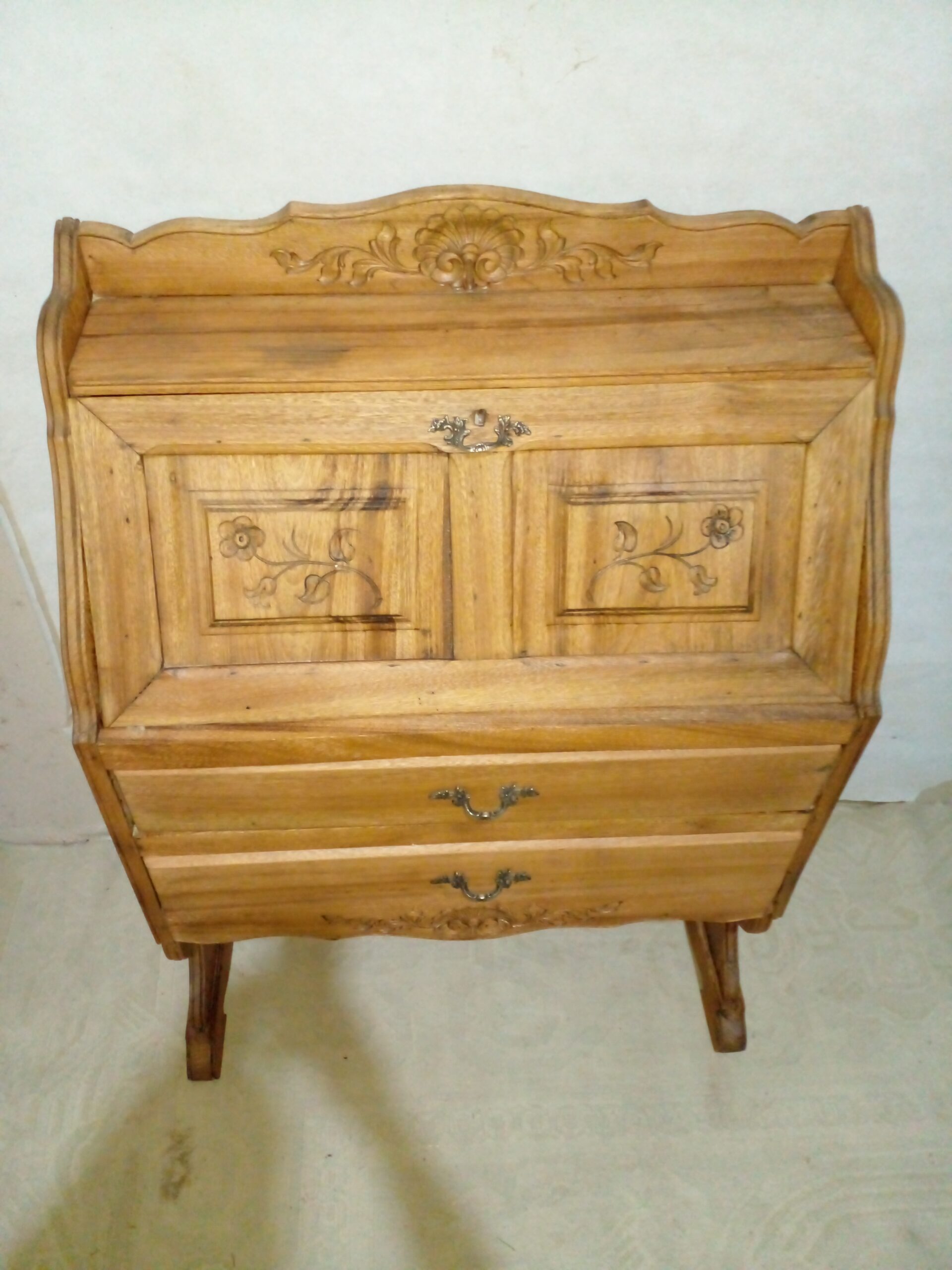 ESCRITORIO SECRETER EN ROBLE LAVADO ESTILO VASCO PROVENZAL TALLADO. COD: 105709 - Imagen 4