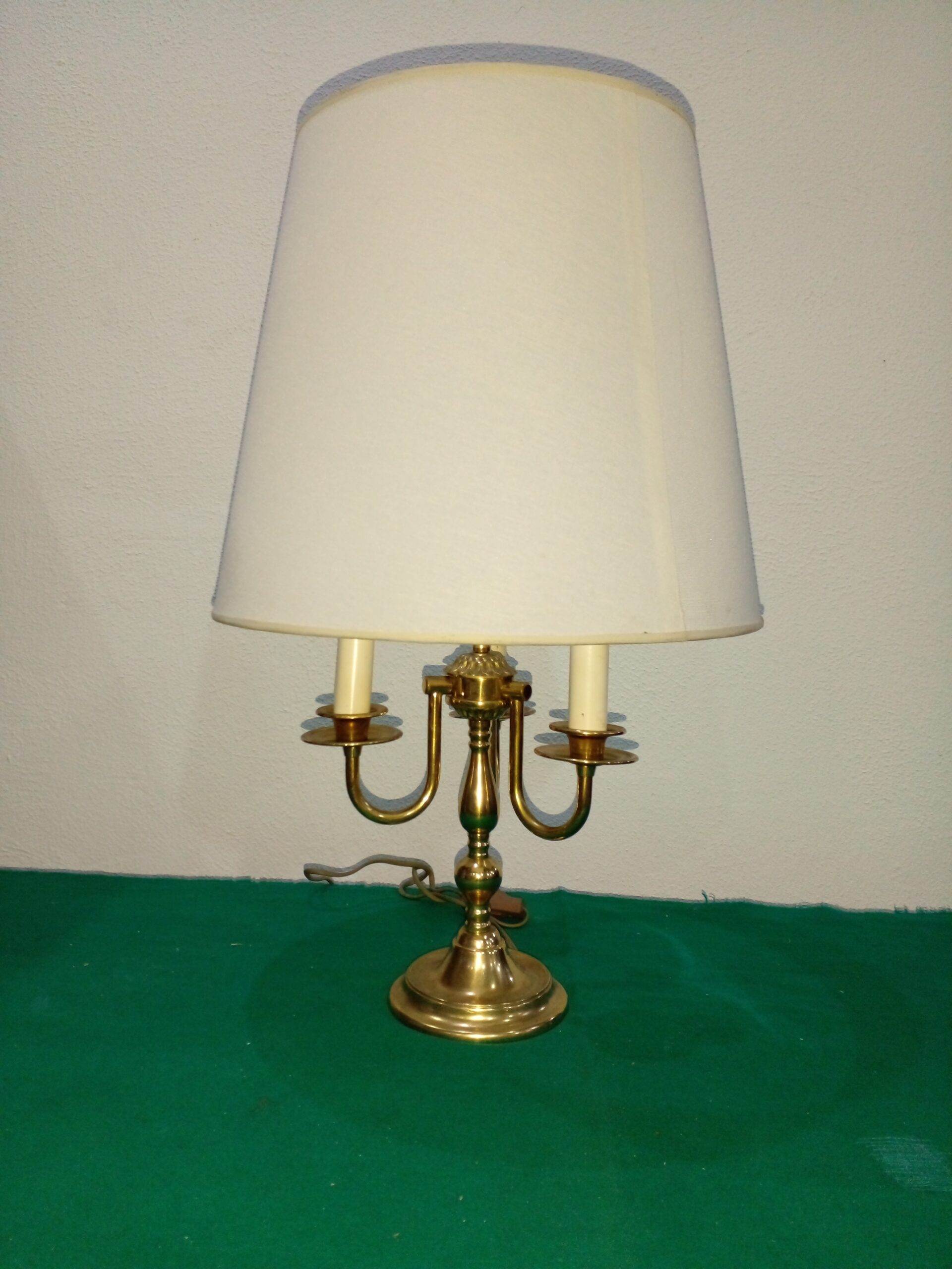 LAMPARA DE MESA BRONCE PULIDO ESTILO INGLES DE TRES LUCES. COD: 107015 - Imagen 3