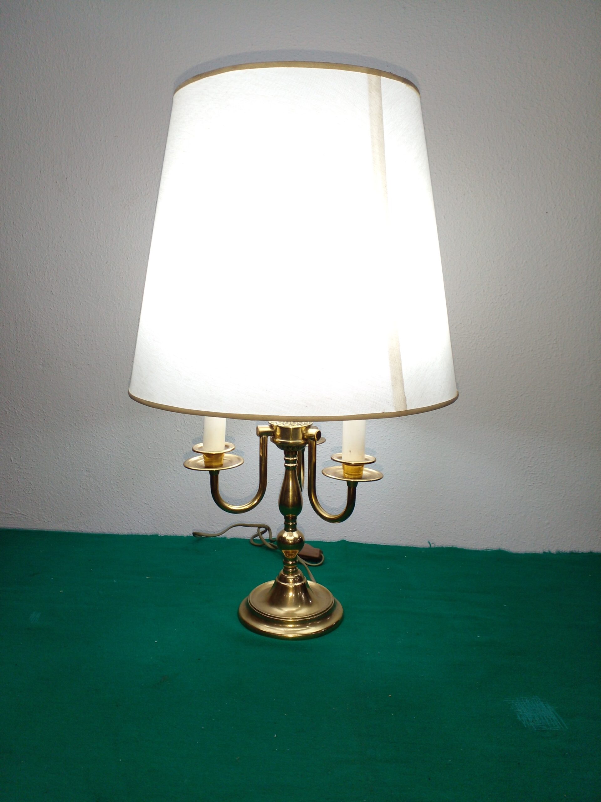 LAMPARA DE MESA BRONCE PULIDO ESTILO INGLES DE TRES LUCES. COD: 107015 - Imagen 5