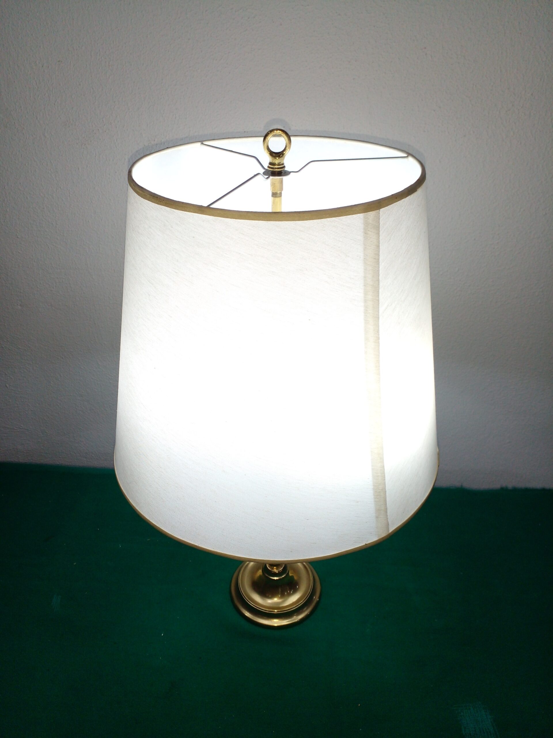 LAMPARA DE MESA BRONCE PULIDO ESTILO INGLES DE TRES LUCES. COD: 107015 - Imagen 6