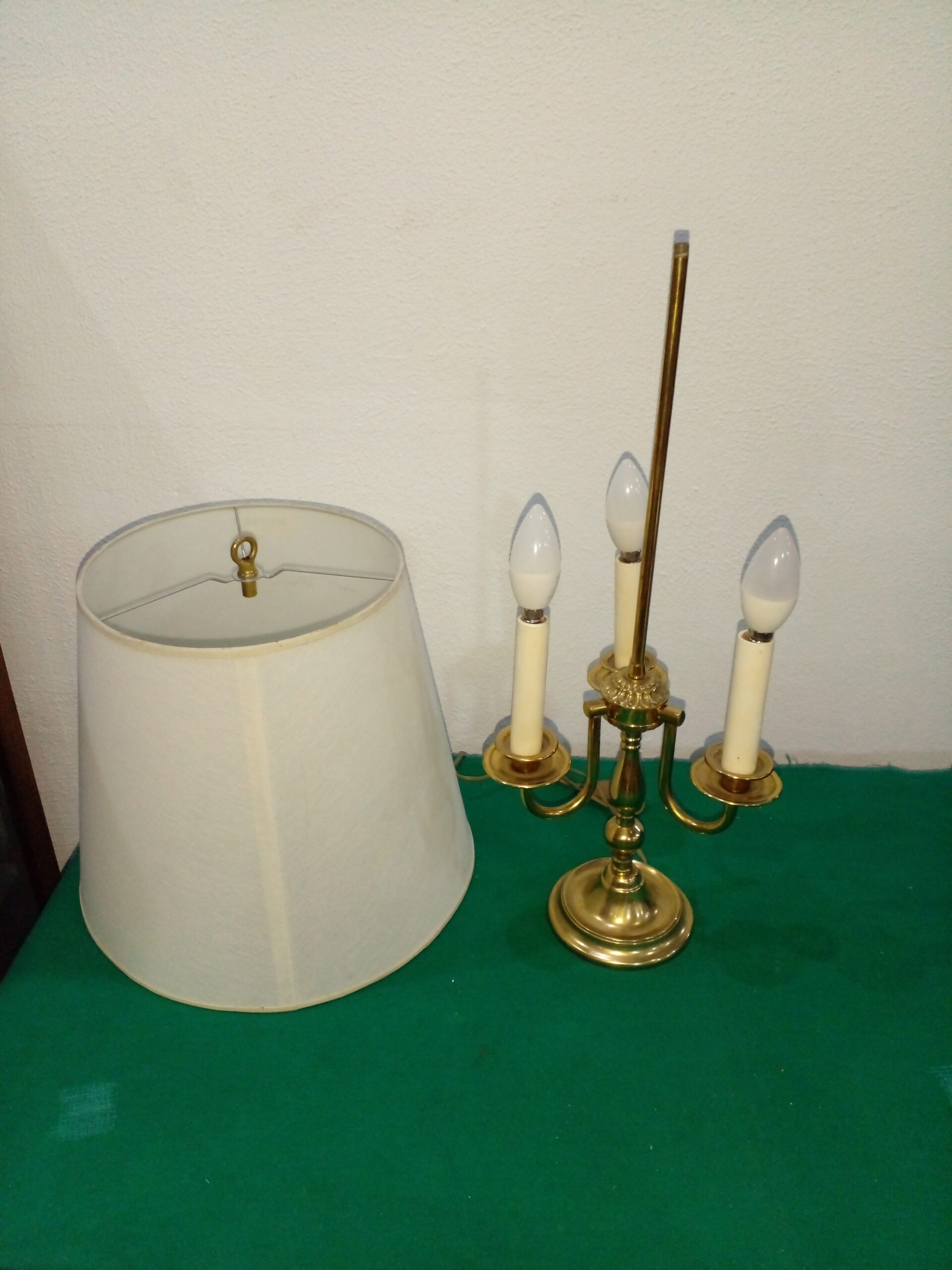 LAMPARA DE MESA BRONCE PULIDO ESTILO INGLES DE TRES LUCES. COD: 107015 - Imagen 8