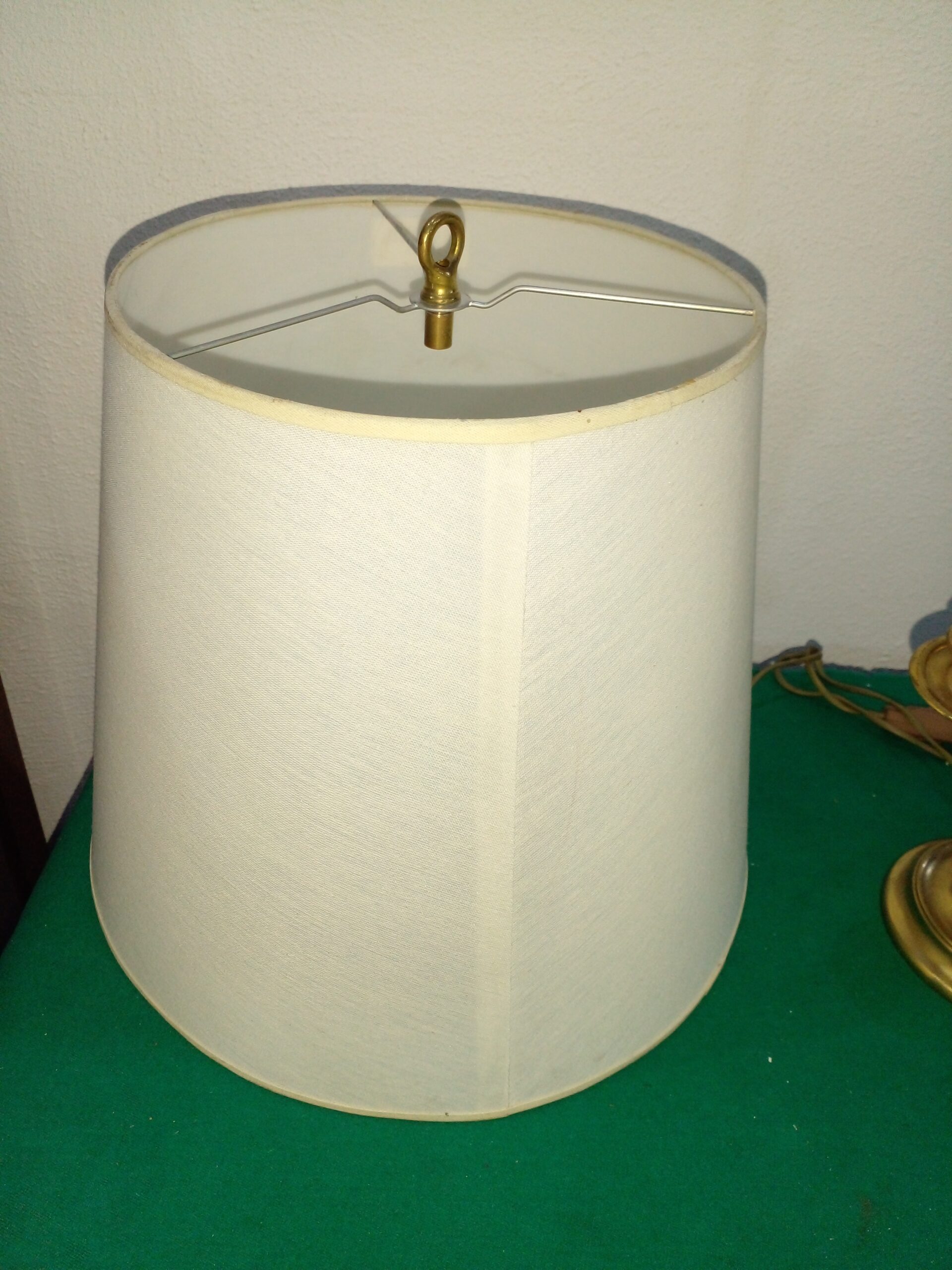 LAMPARA DE MESA BRONCE PULIDO ESTILO INGLES DE TRES LUCES. COD: 107015 - Imagen 9