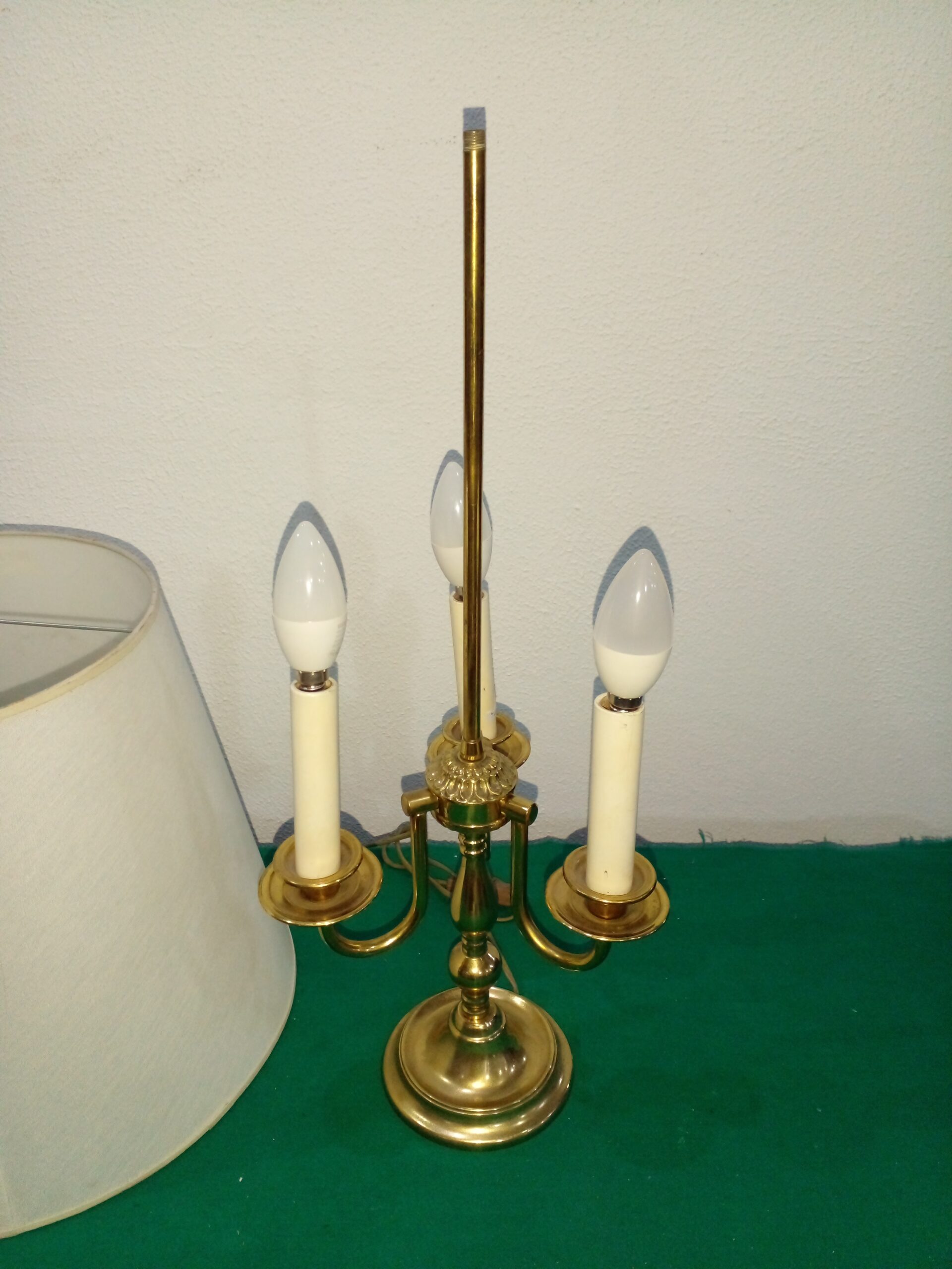 LAMPARA DE MESA BRONCE PULIDO ESTILO INGLES DE TRES LUCES. COD: 107015 - Imagen 10