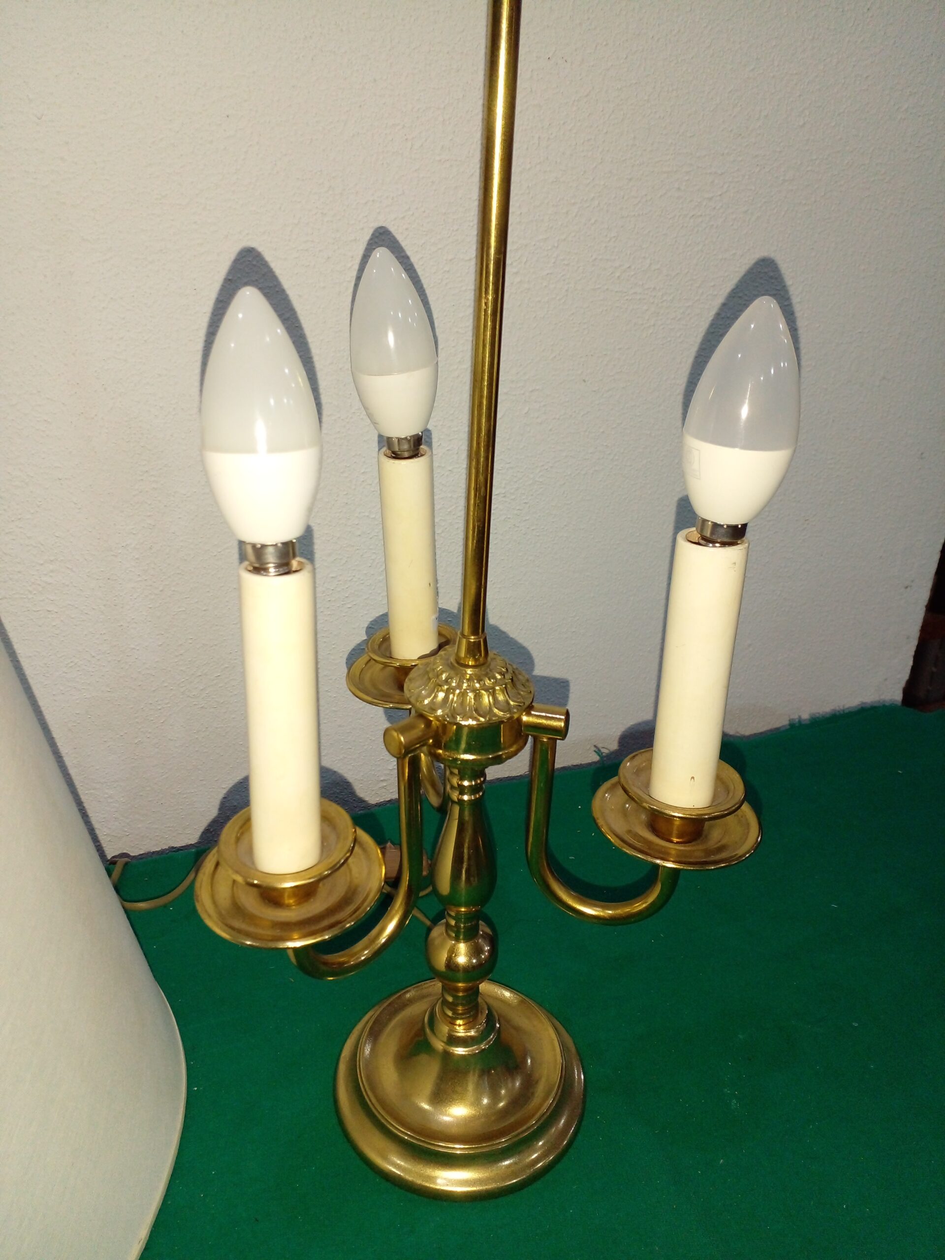 LAMPARA DE MESA BRONCE PULIDO ESTILO INGLES DE TRES LUCES. COD: 107015 - Imagen 11
