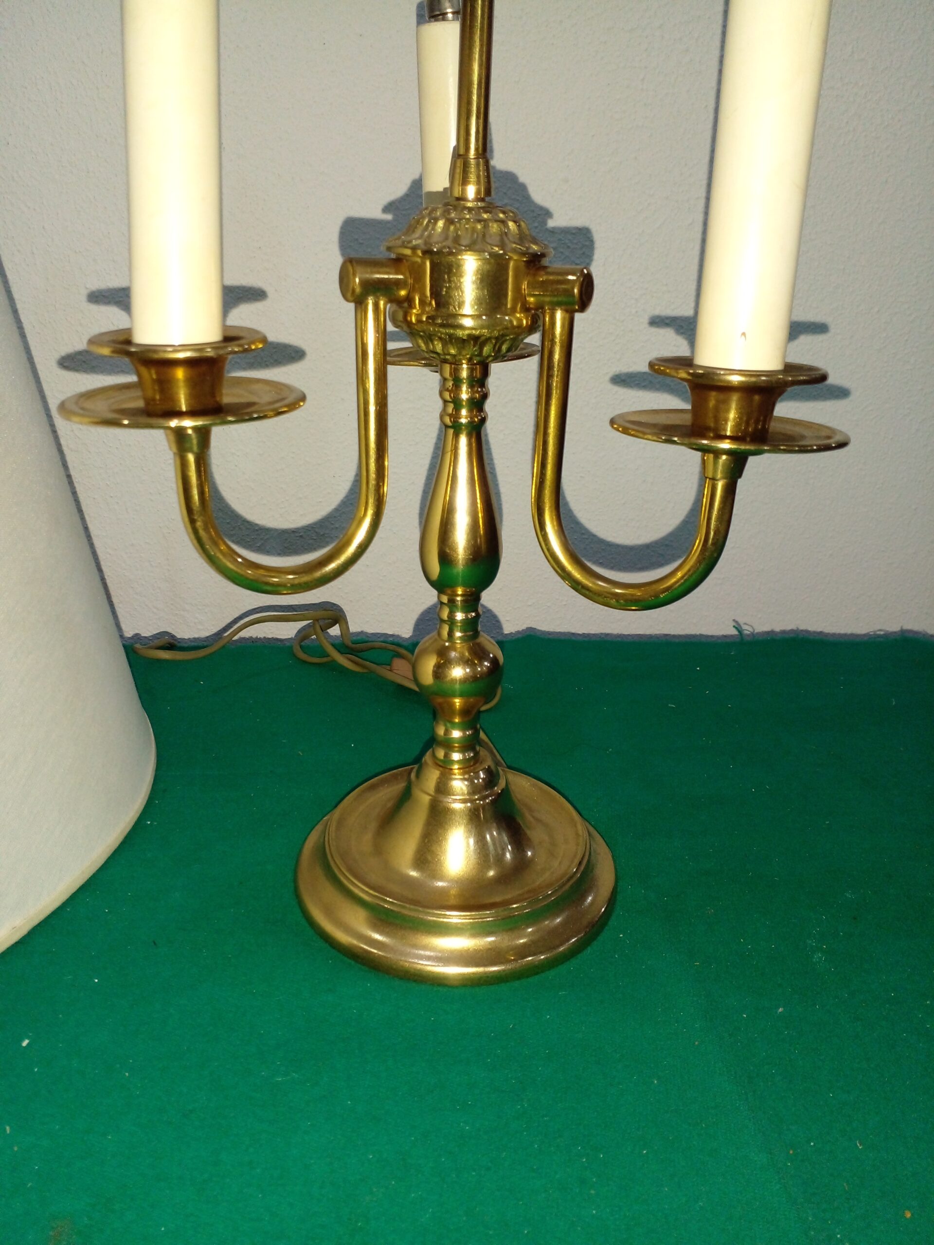 LAMPARA DE MESA BRONCE PULIDO ESTILO INGLES DE TRES LUCES. COD: 107015 - Imagen 12