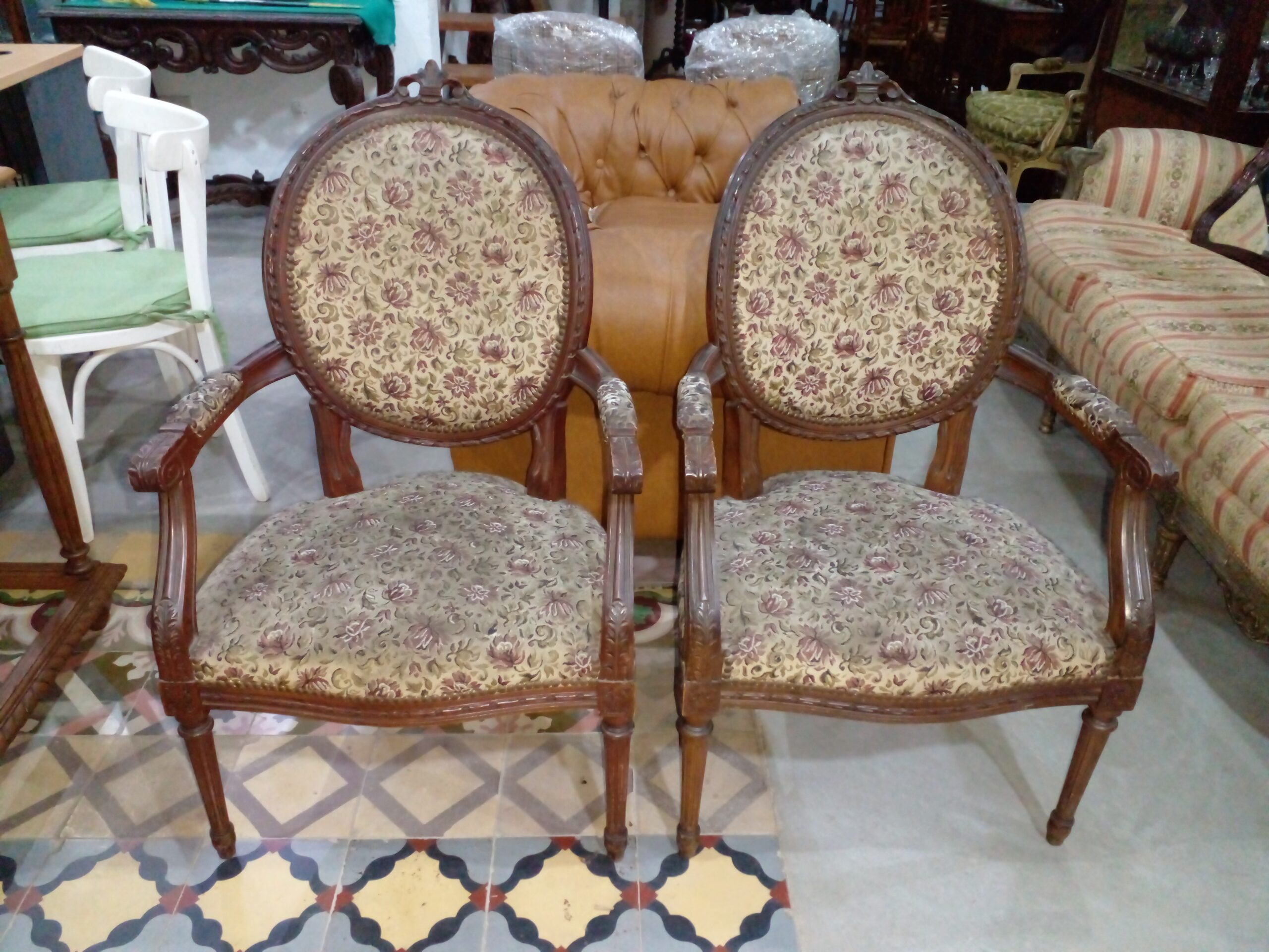 SILLON DE SALA O DORMITORIO ESTILO FRANCES LUIS XVI RESPALDO MEDALLON. COD: 105608 - Imagen 3