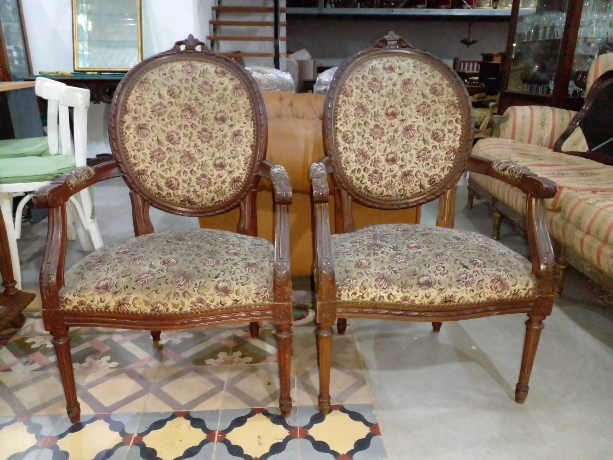 SILLON DE SALA O DORMITORIO ESTILO FRANCES LUIS XVI RESPALDO MEDALLON. COD: 105608 - Imagen 4