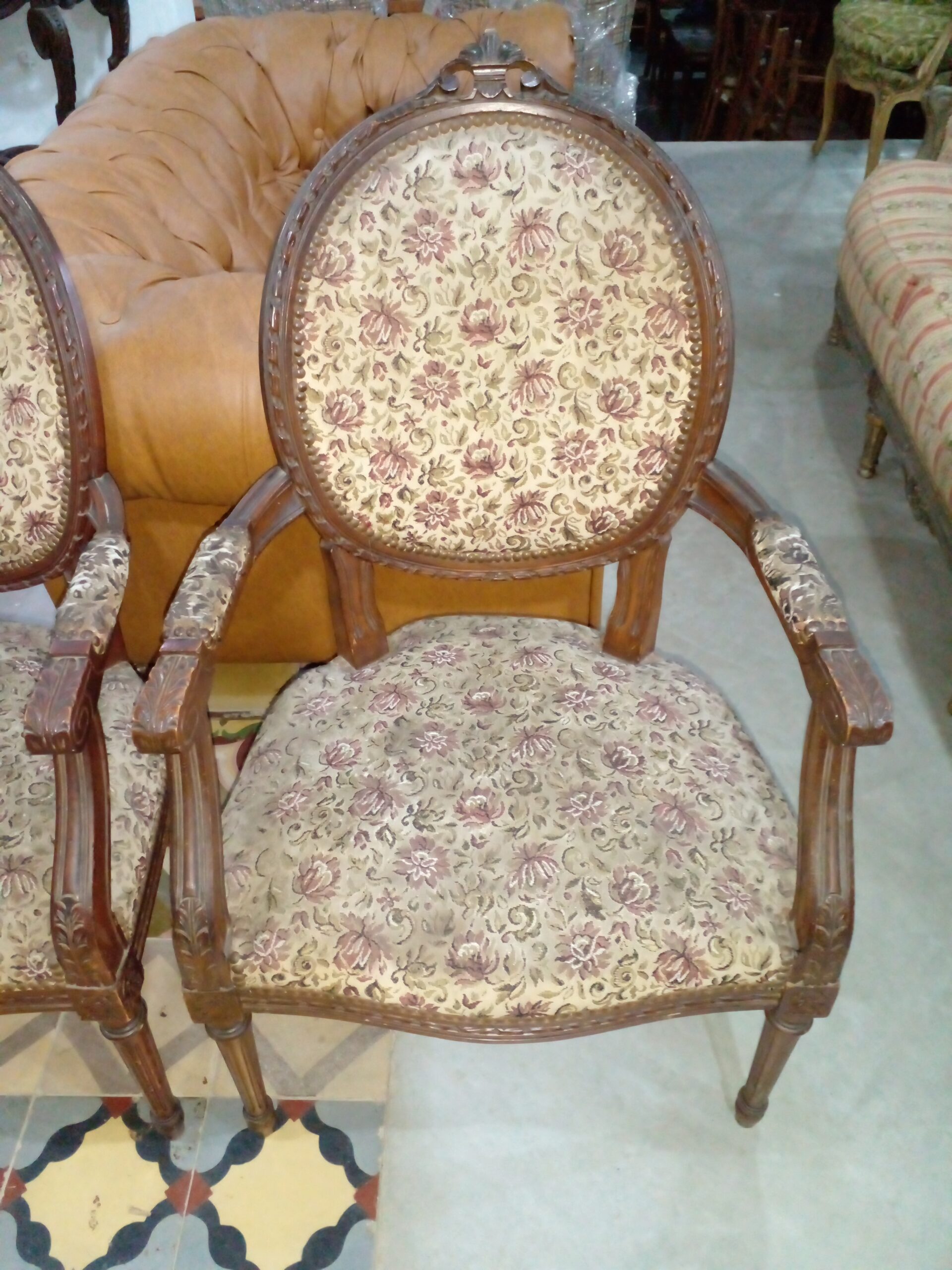 SILLON DE SALA O DORMITORIO ESTILO FRANCES LUIS XVI RESPALDO MEDALLON. COD: 105608 - Imagen 5