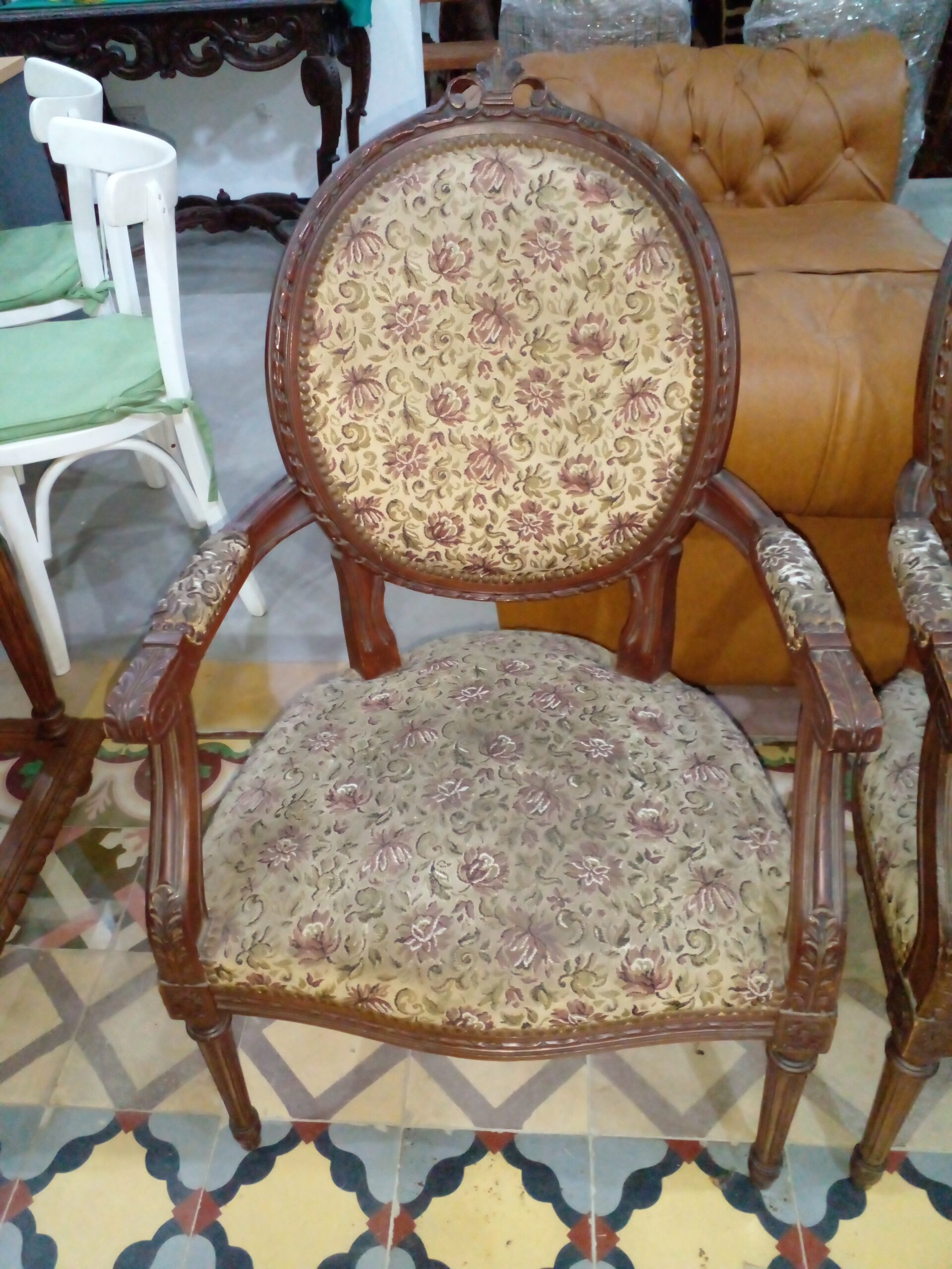 SILLON DE SALA O DORMITORIO ESTILO FRANCES LUIS XVI RESPALDO MEDALLON. COD: 105608 - Imagen 6