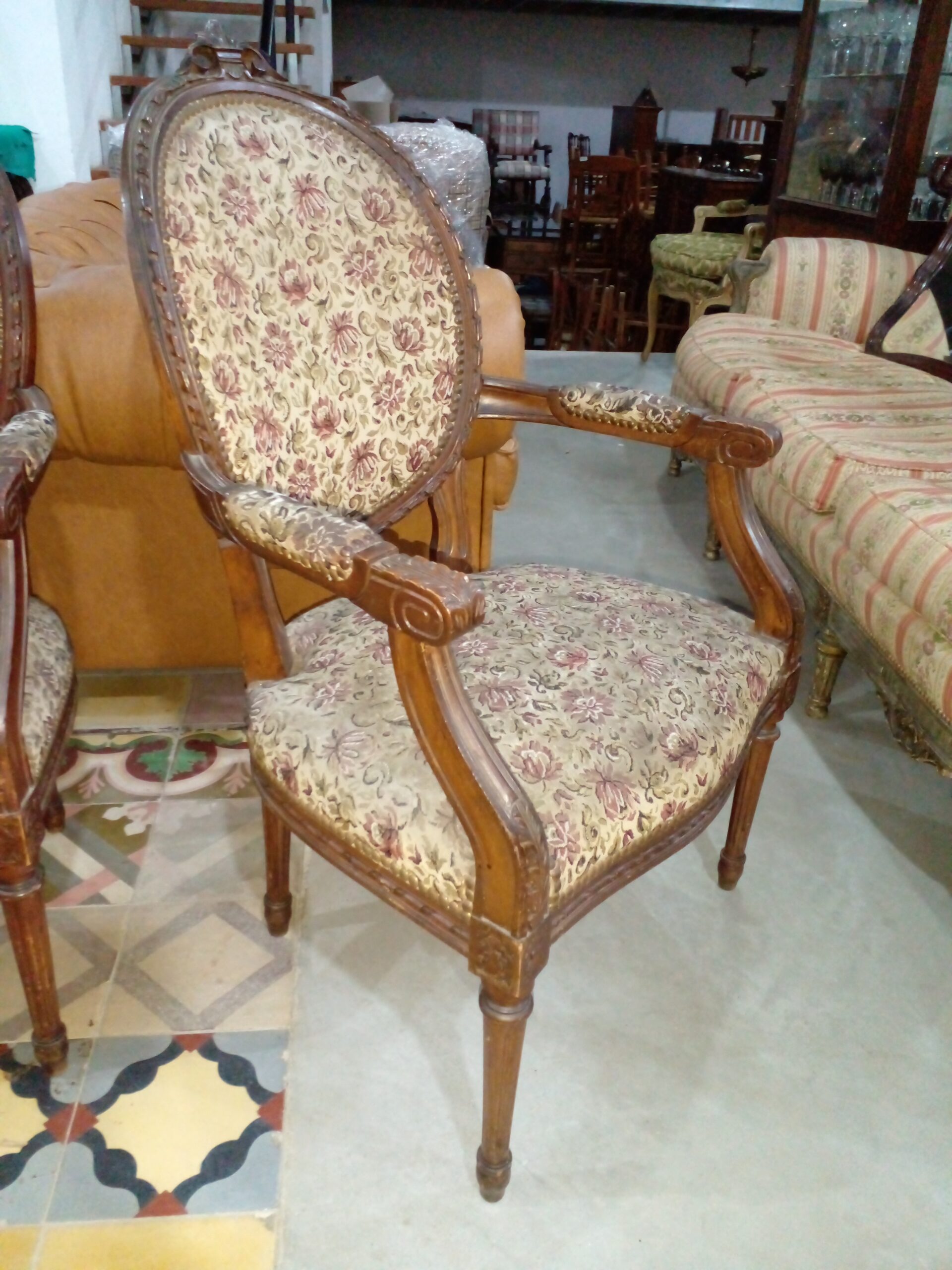 SILLON DE SALA O DORMITORIO ESTILO FRANCES LUIS XVI RESPALDO MEDALLON. COD: 105608 - Imagen 7