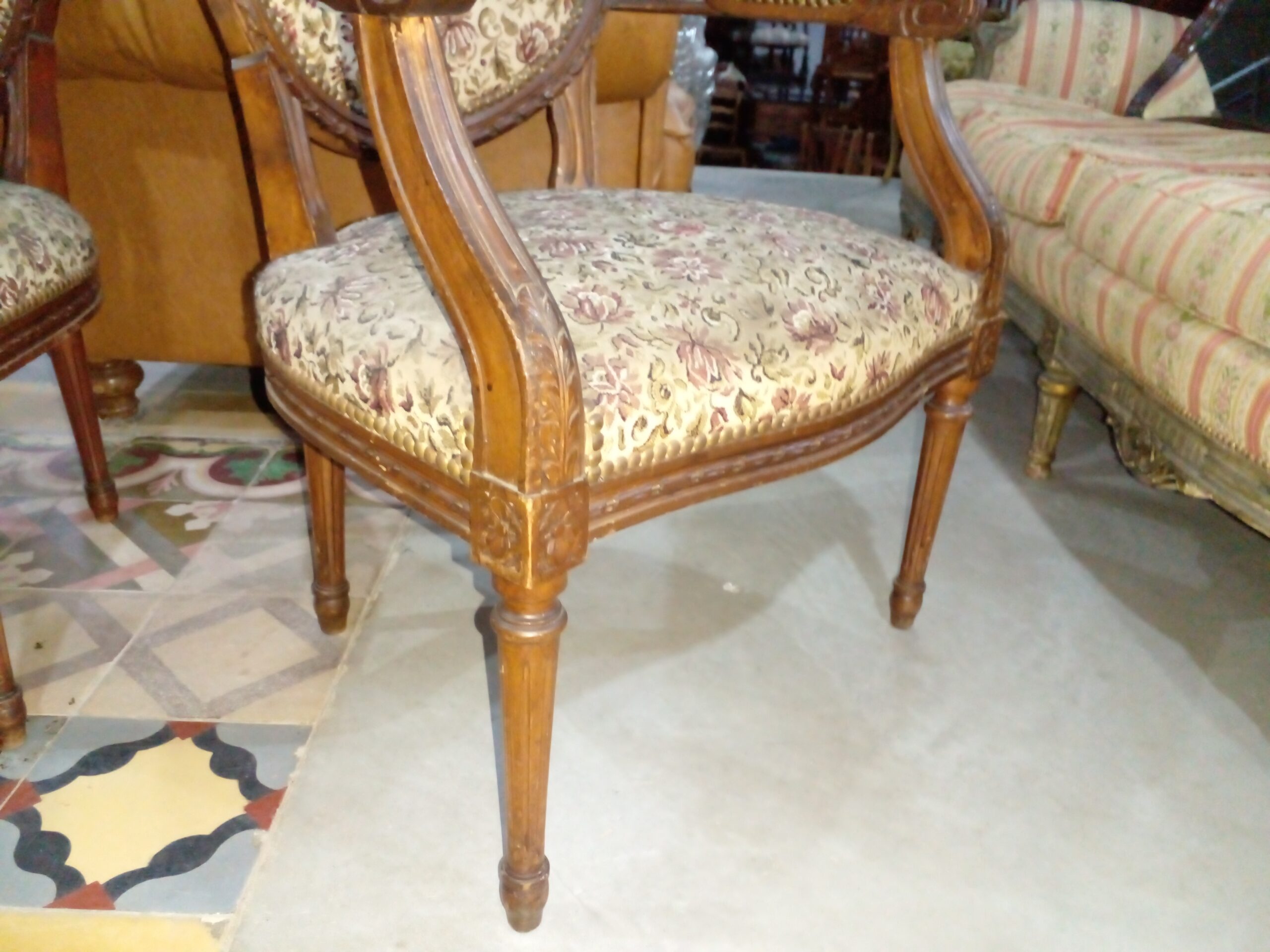 SILLON DE SALA O DORMITORIO ESTILO FRANCES LUIS XVI RESPALDO MEDALLON. COD: 105608 - Imagen 8