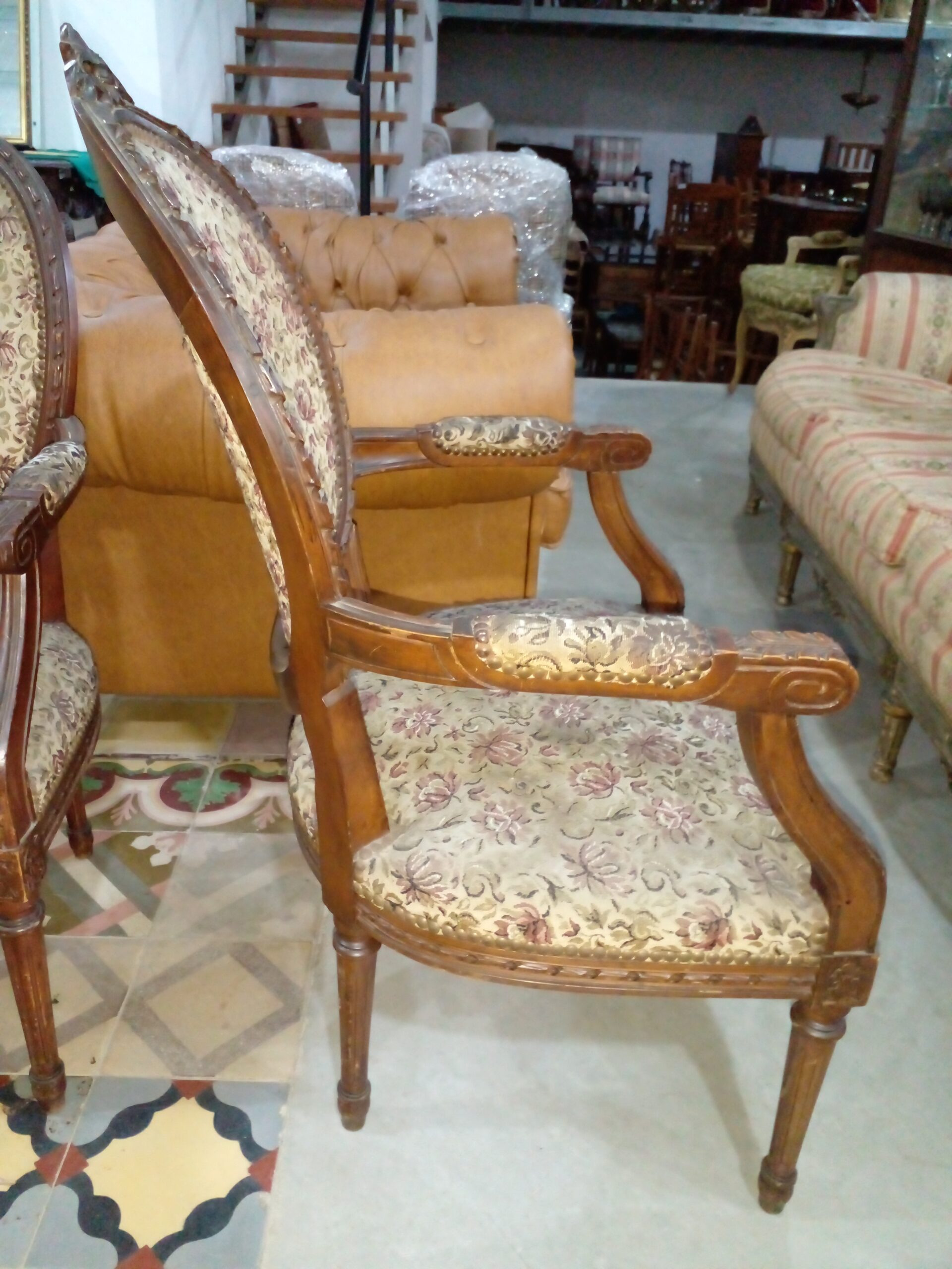 SILLON DE SALA O DORMITORIO ESTILO FRANCES LUIS XVI RESPALDO MEDALLON. COD: 105608 - Imagen 9