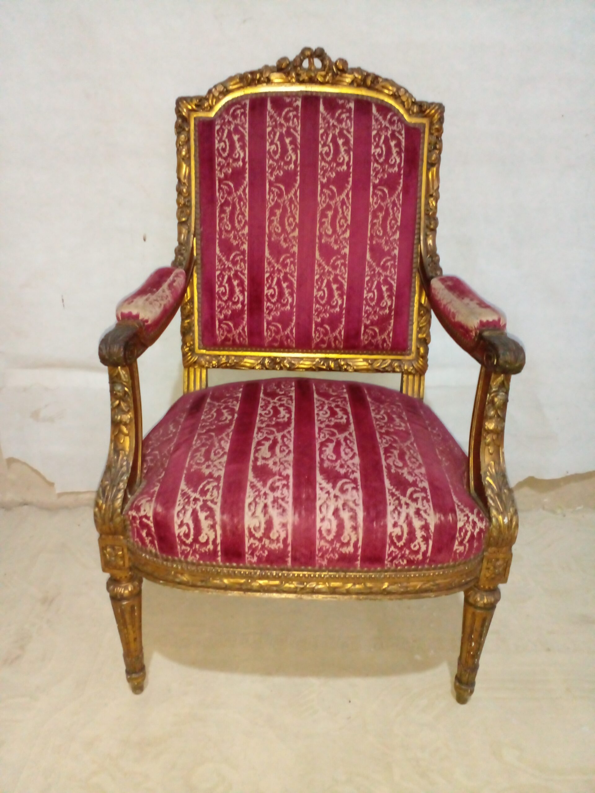 SILLON ANTIGUO ESTILO FRANCES LUIS XVI DORADO Y TAPIZADO DAMASCO. COD: 106603 - Imagen 3