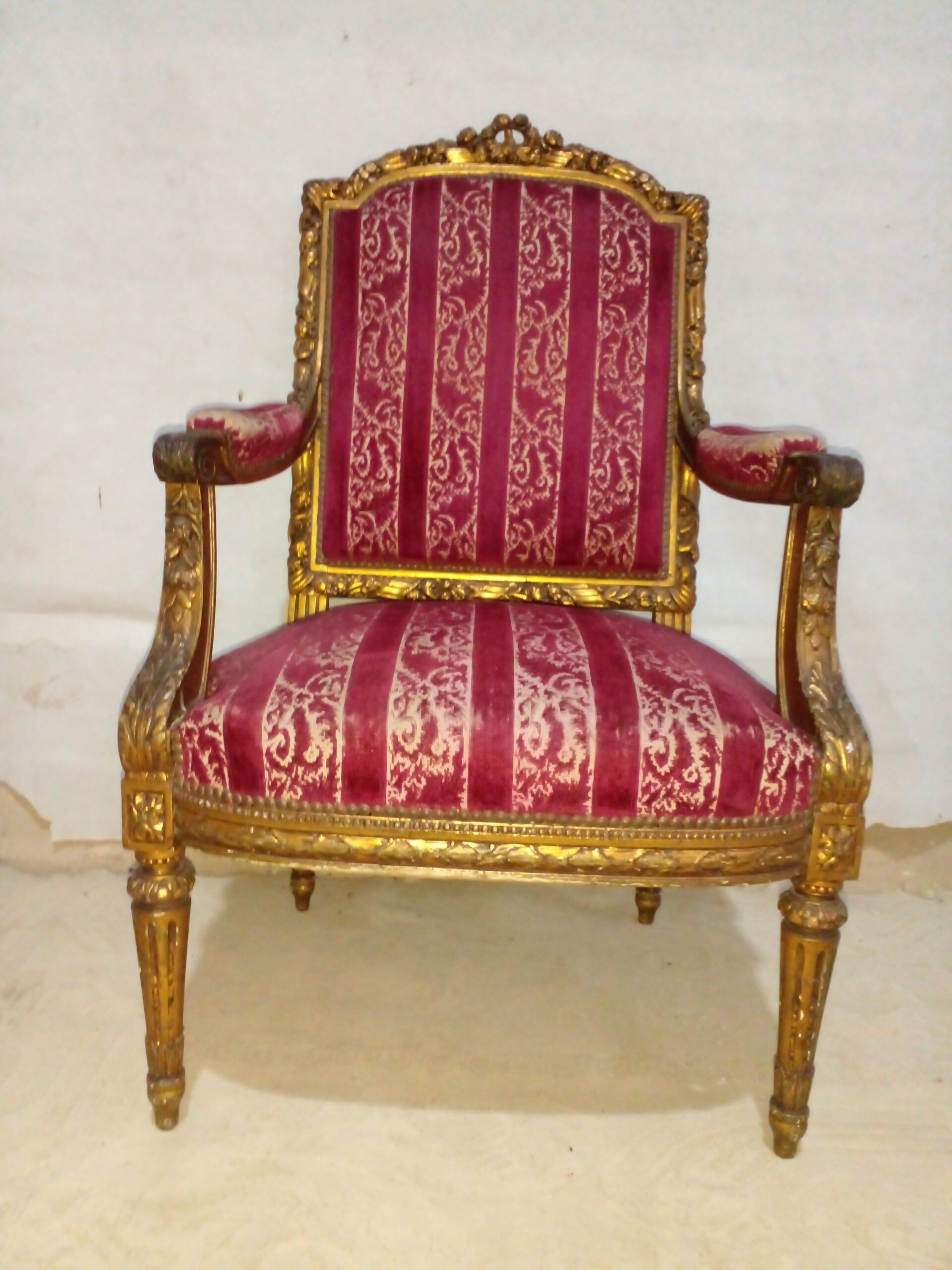 SILLON ANTIGUO ESTILO FRANCES LUIS XVI DORADO Y TAPIZADO DAMASCO. COD: 106603 - Imagen 4