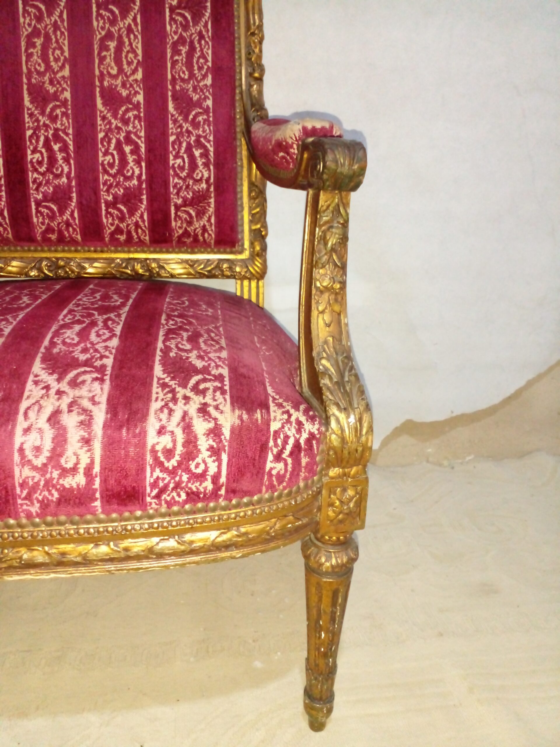 SILLON ANTIGUO ESTILO FRANCES LUIS XVI DORADO Y TAPIZADO DAMASCO. COD: 106603 - Imagen 5