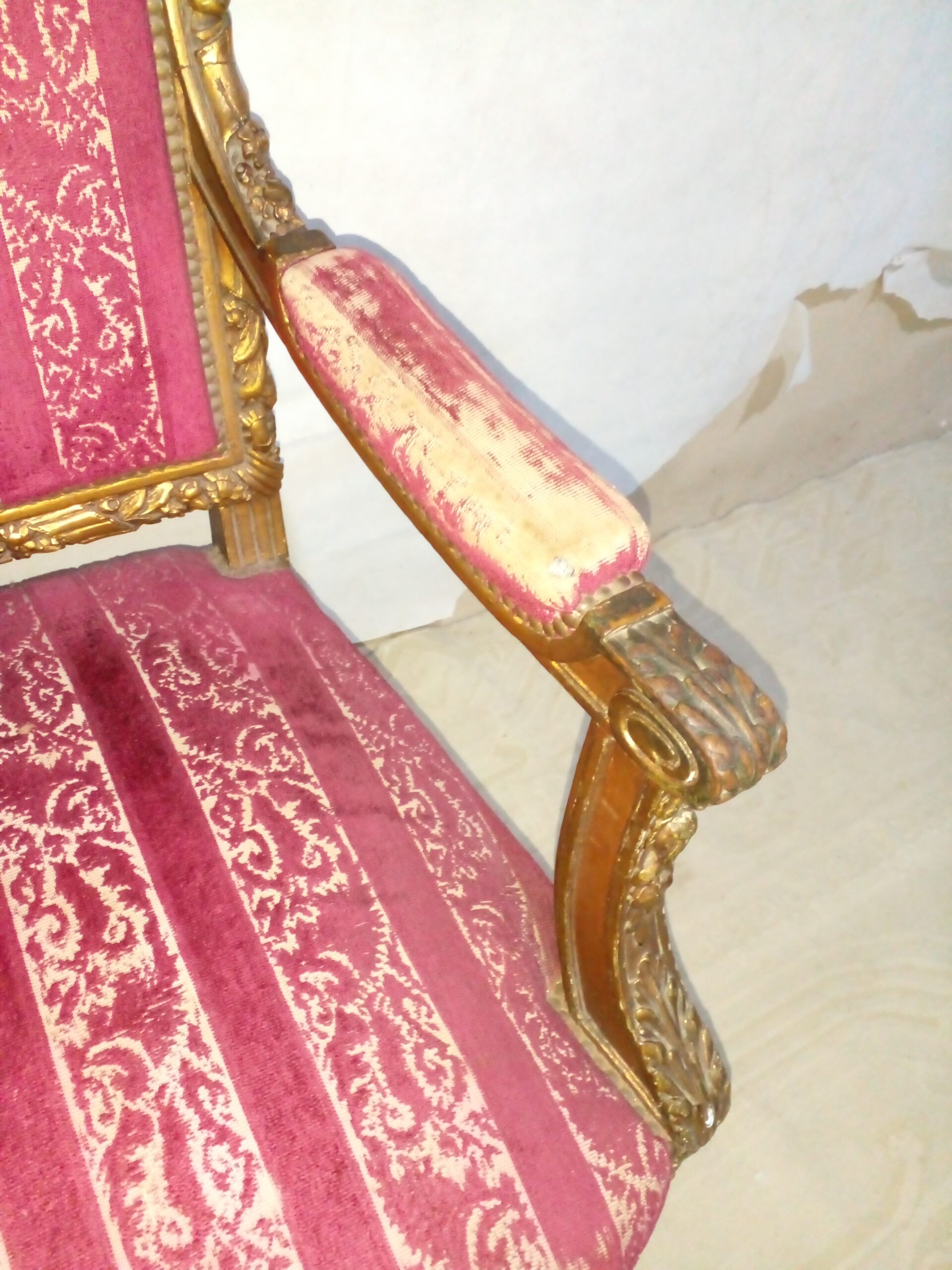SILLON ANTIGUO ESTILO FRANCES LUIS XVI DORADO Y TAPIZADO DAMASCO. COD: 106603 - Imagen 7