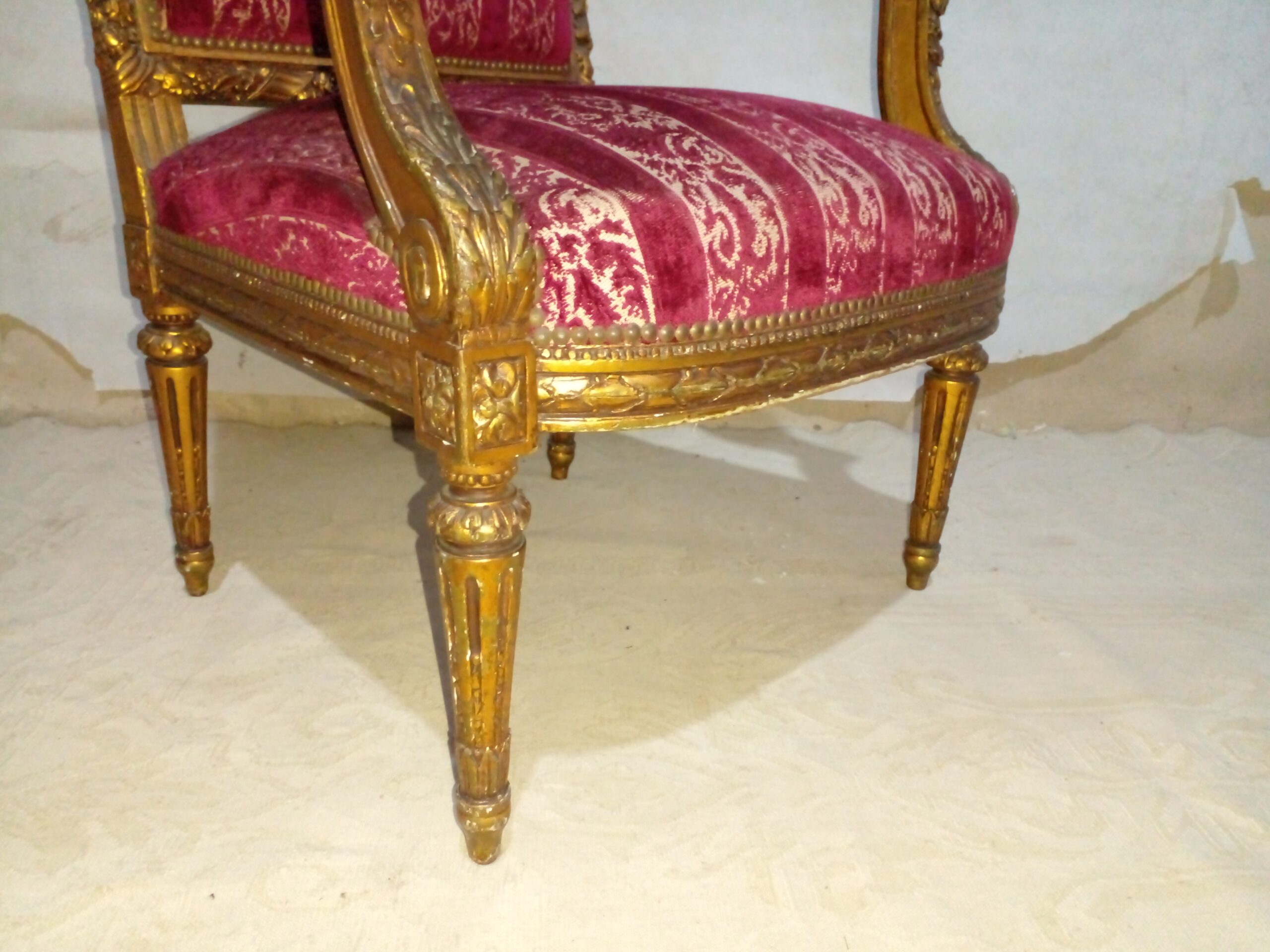 SILLON ANTIGUO ESTILO FRANCES LUIS XVI DORADO Y TAPIZADO DAMASCO. COD: 106603 - Imagen 9