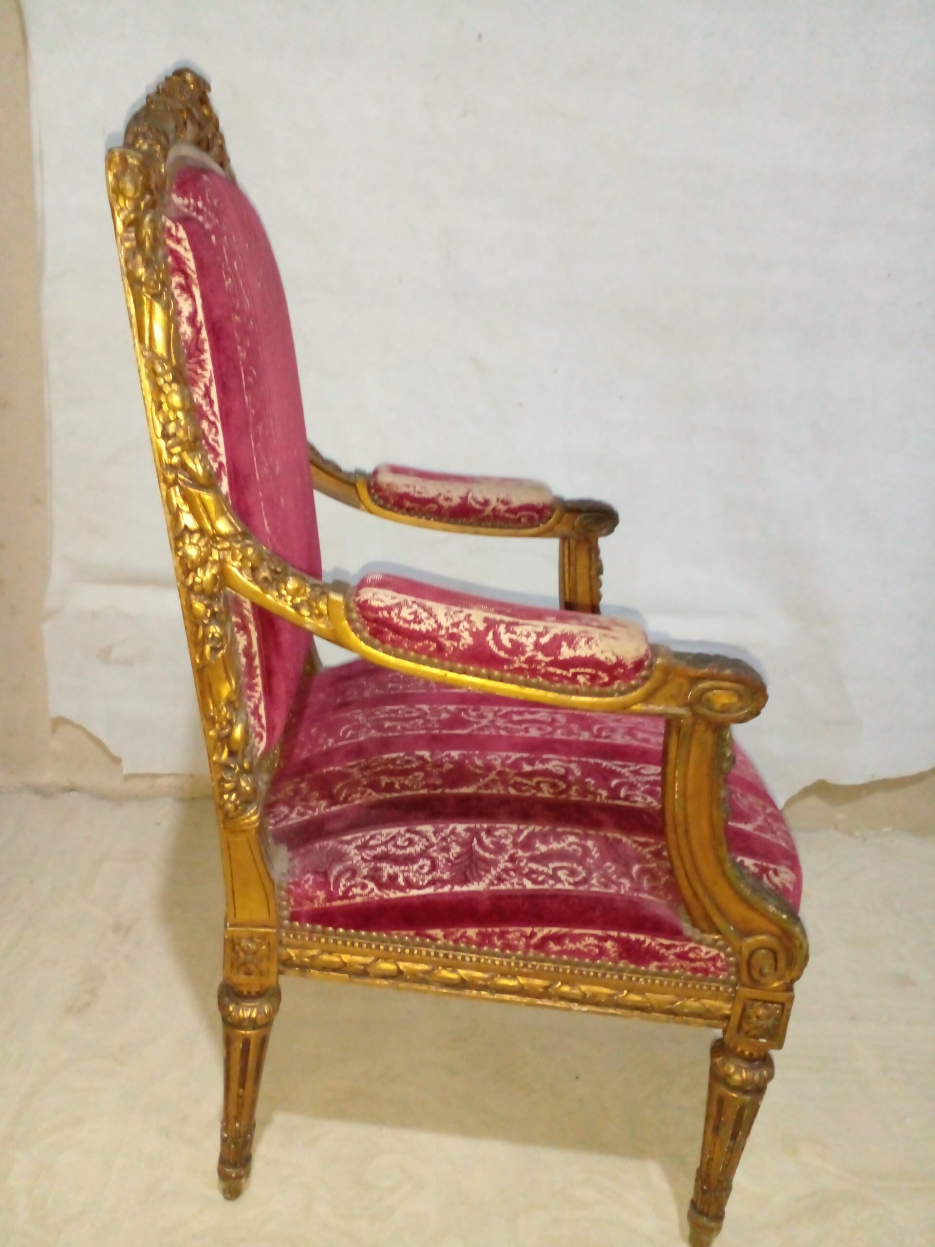 SILLON ANTIGUO ESTILO FRANCES LUIS XVI DORADO Y TAPIZADO DAMASCO. COD: 106603 - Imagen 10