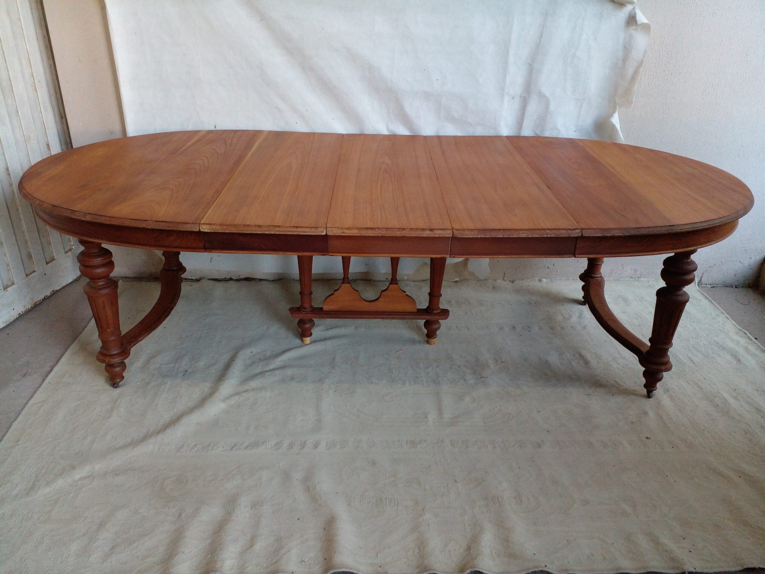 MESA DE COMEDOR ESTILO INGLES EN CEDRO CON TRES TABLAS DE ALARGUE Y PATA LIRA. COD: 105301 - Imagen 3