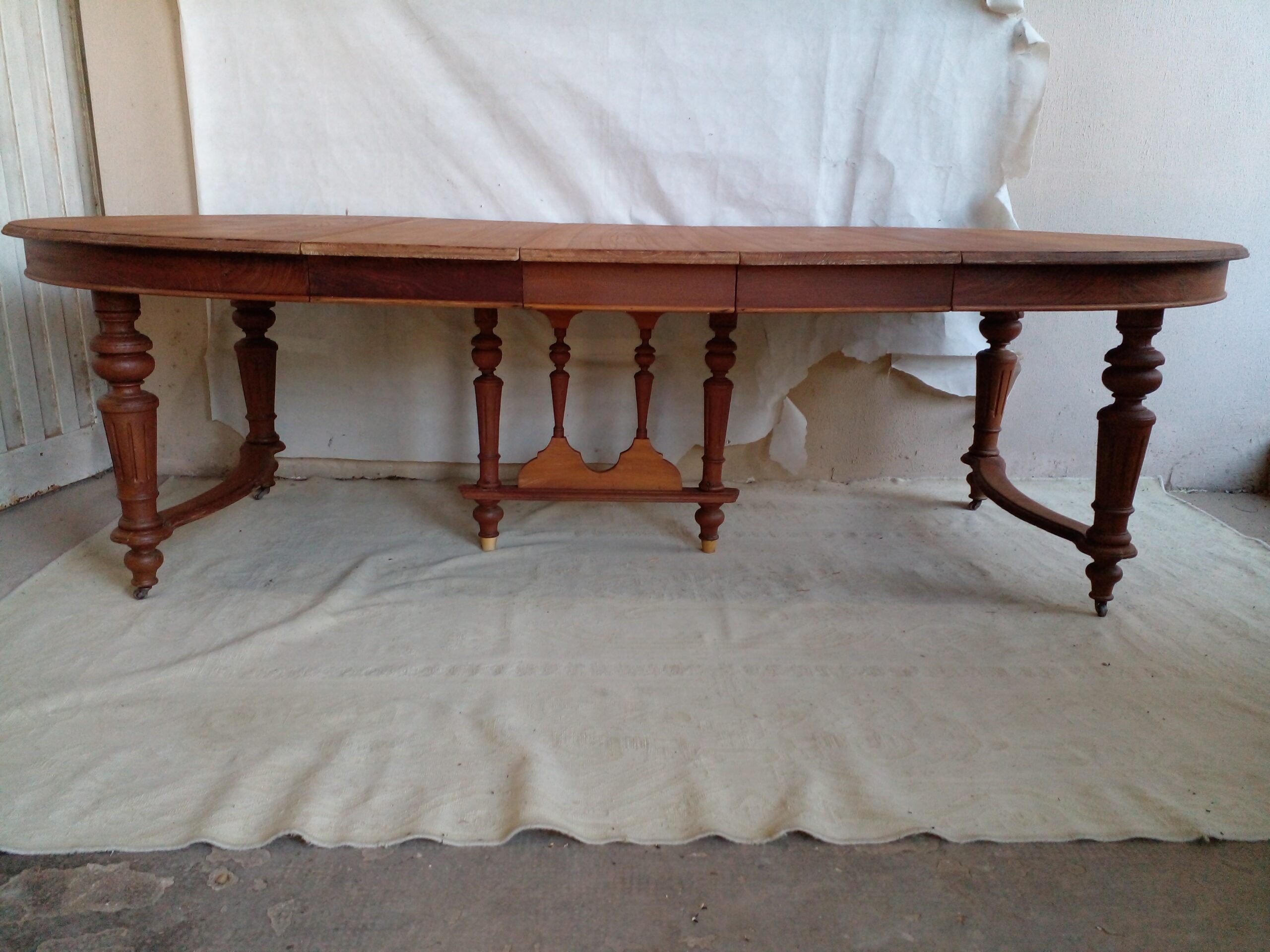 MESA DE COMEDOR ESTILO INGLES EN CEDRO CON TRES TABLAS DE ALARGUE Y PATA LIRA. COD: 105301 - Imagen 4
