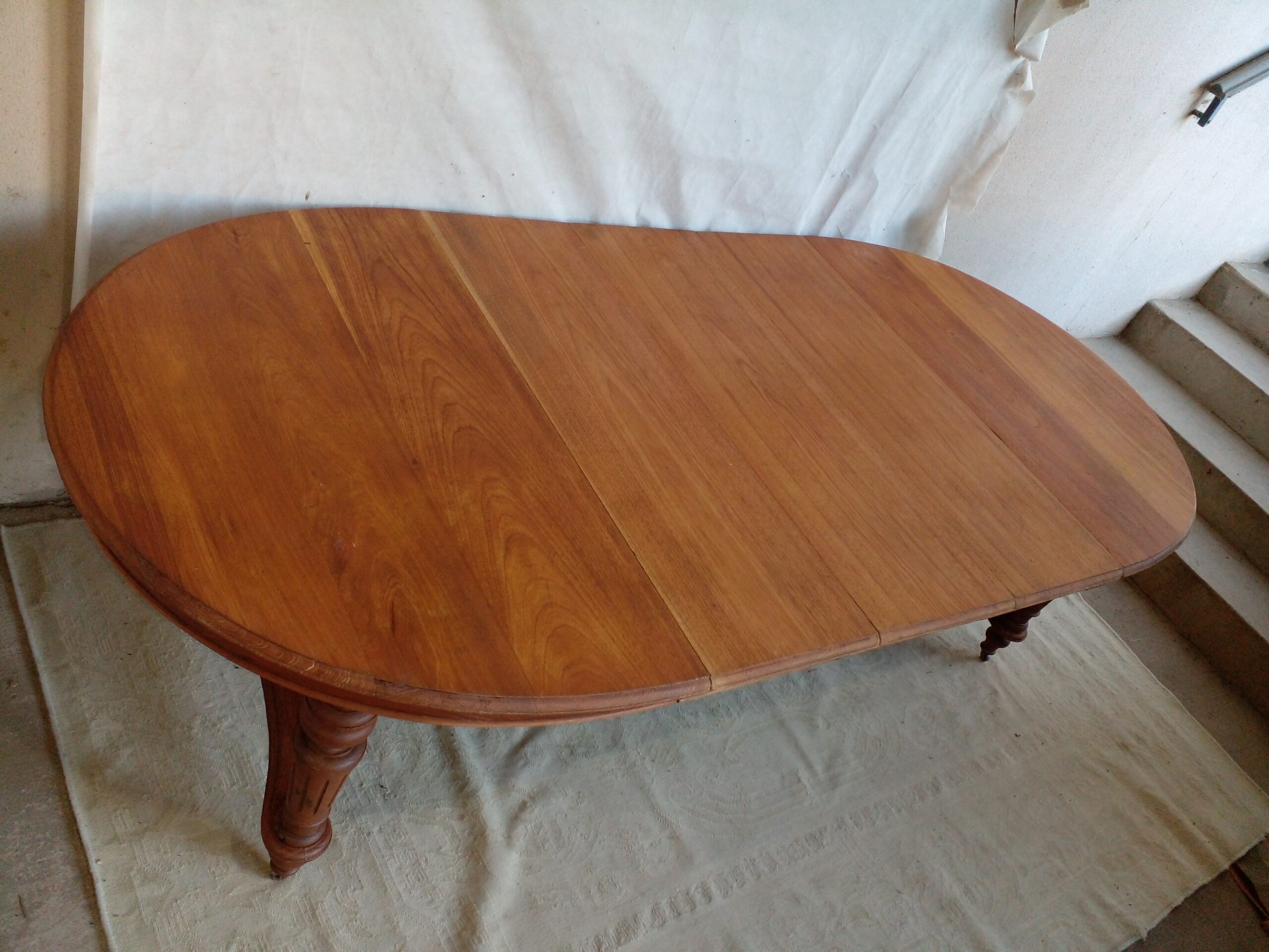 MESA DE COMEDOR ESTILO INGLES EN CEDRO CON TRES TABLAS DE ALARGUE Y PATA LIRA. COD: 105301 - Imagen 5