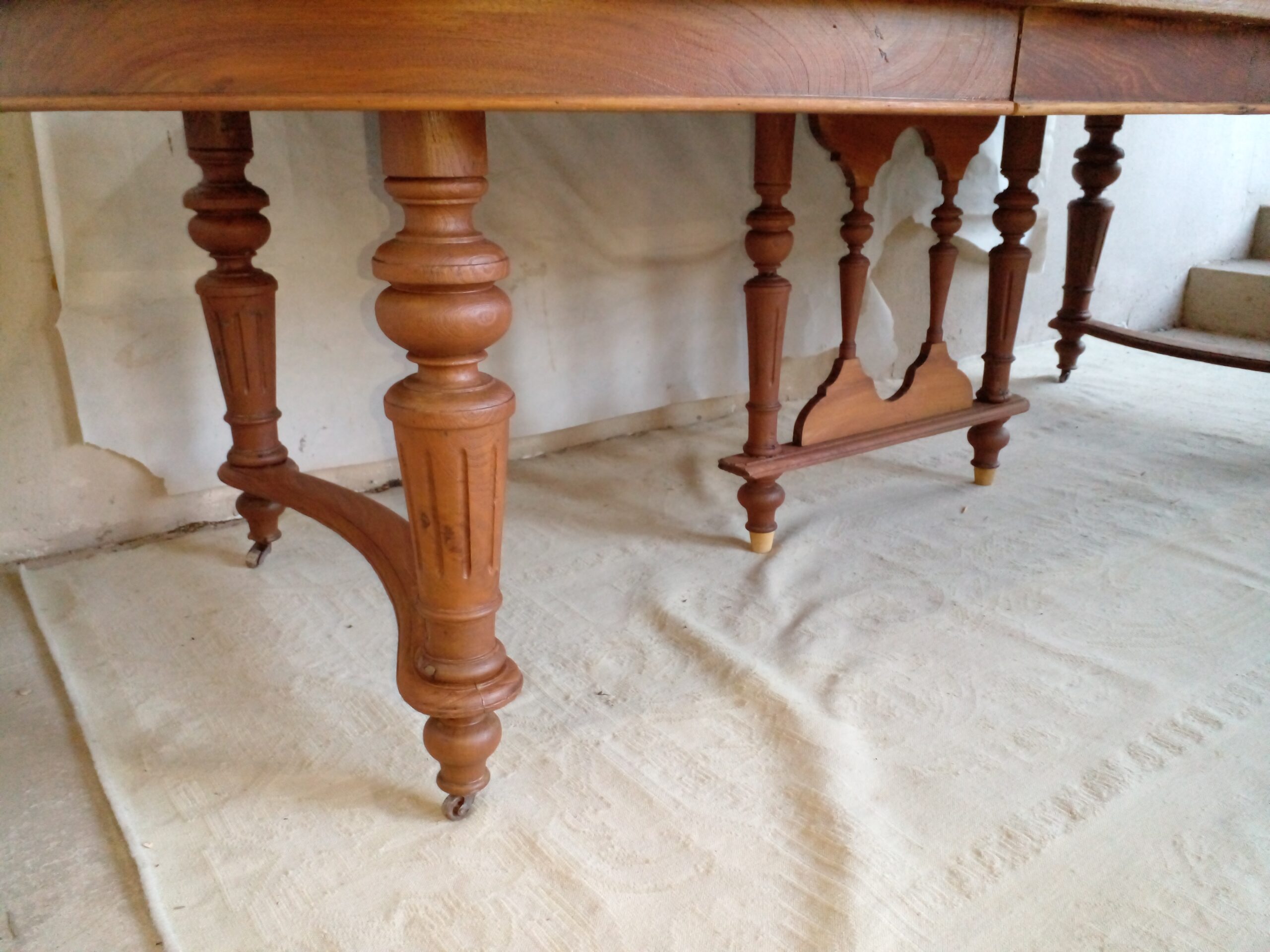 MESA DE COMEDOR ESTILO INGLES EN CEDRO CON TRES TABLAS DE ALARGUE Y PATA LIRA. COD: 105301 - Imagen 6