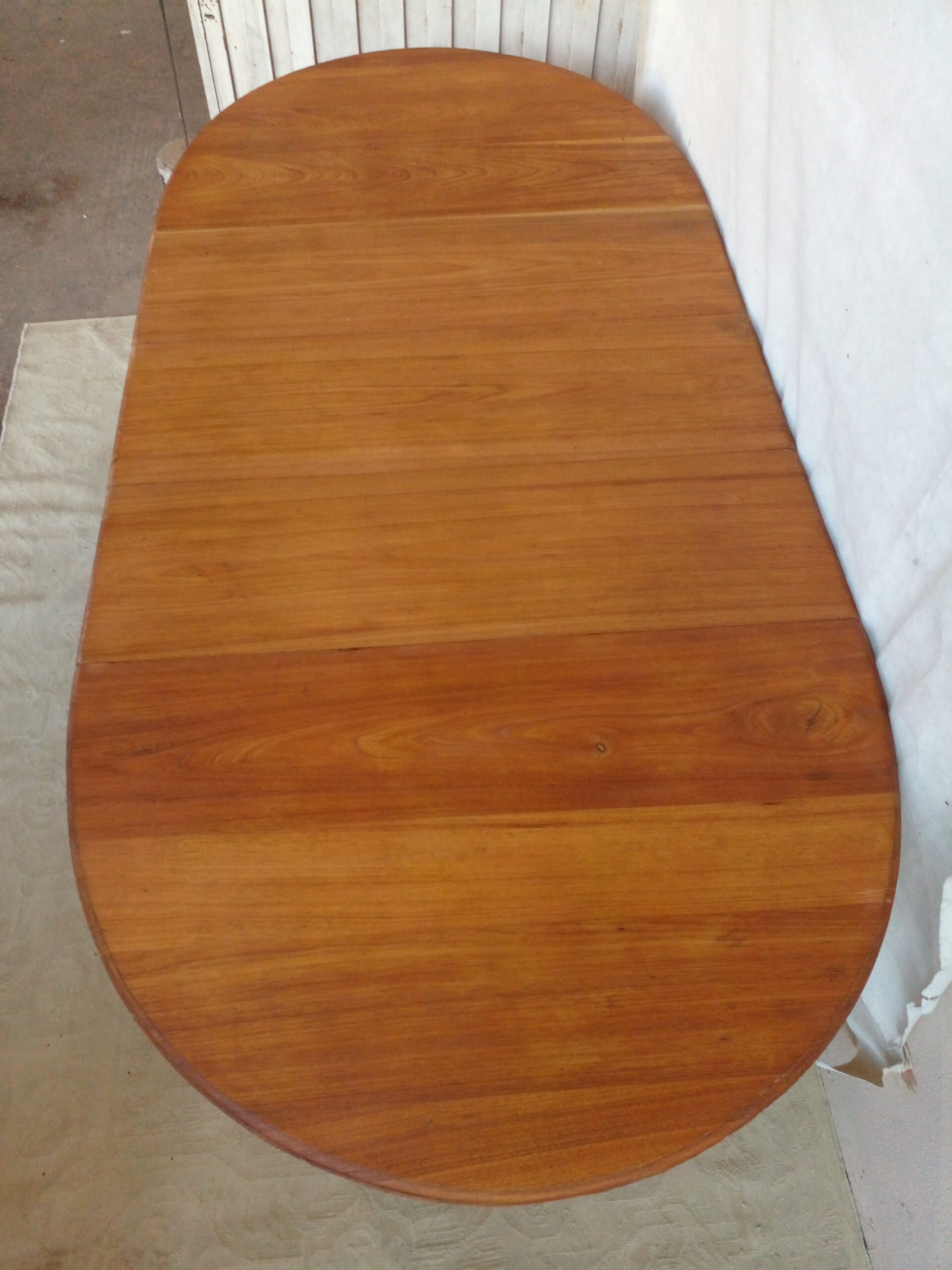 MESA DE COMEDOR ESTILO INGLES EN CEDRO CON TRES TABLAS DE ALARGUE Y PATA LIRA. COD: 105301 - Imagen 7