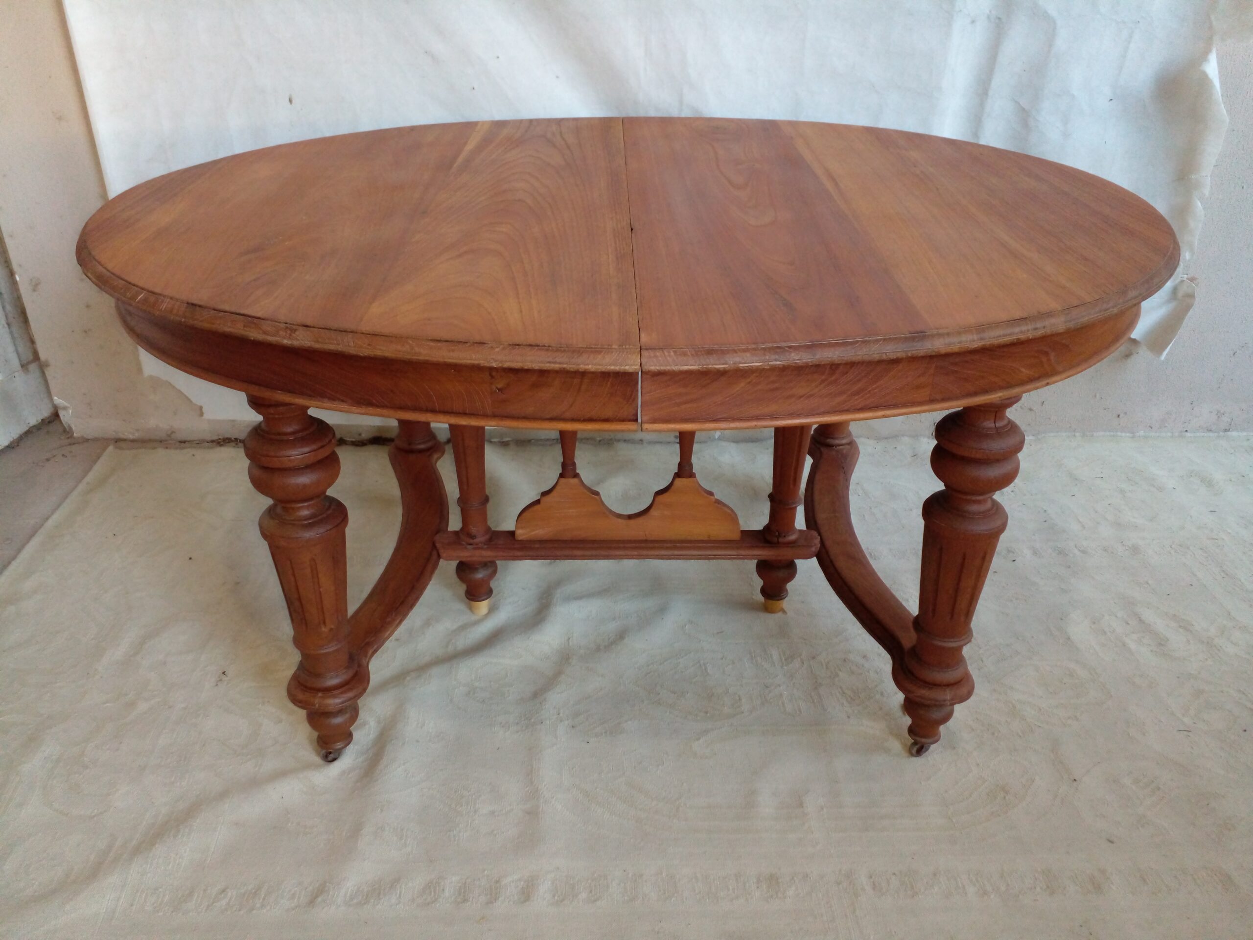 MESA DE COMEDOR ESTILO INGLES EN CEDRO CON TRES TABLAS DE ALARGUE Y PATA LIRA. COD: 105301 - Imagen 8
