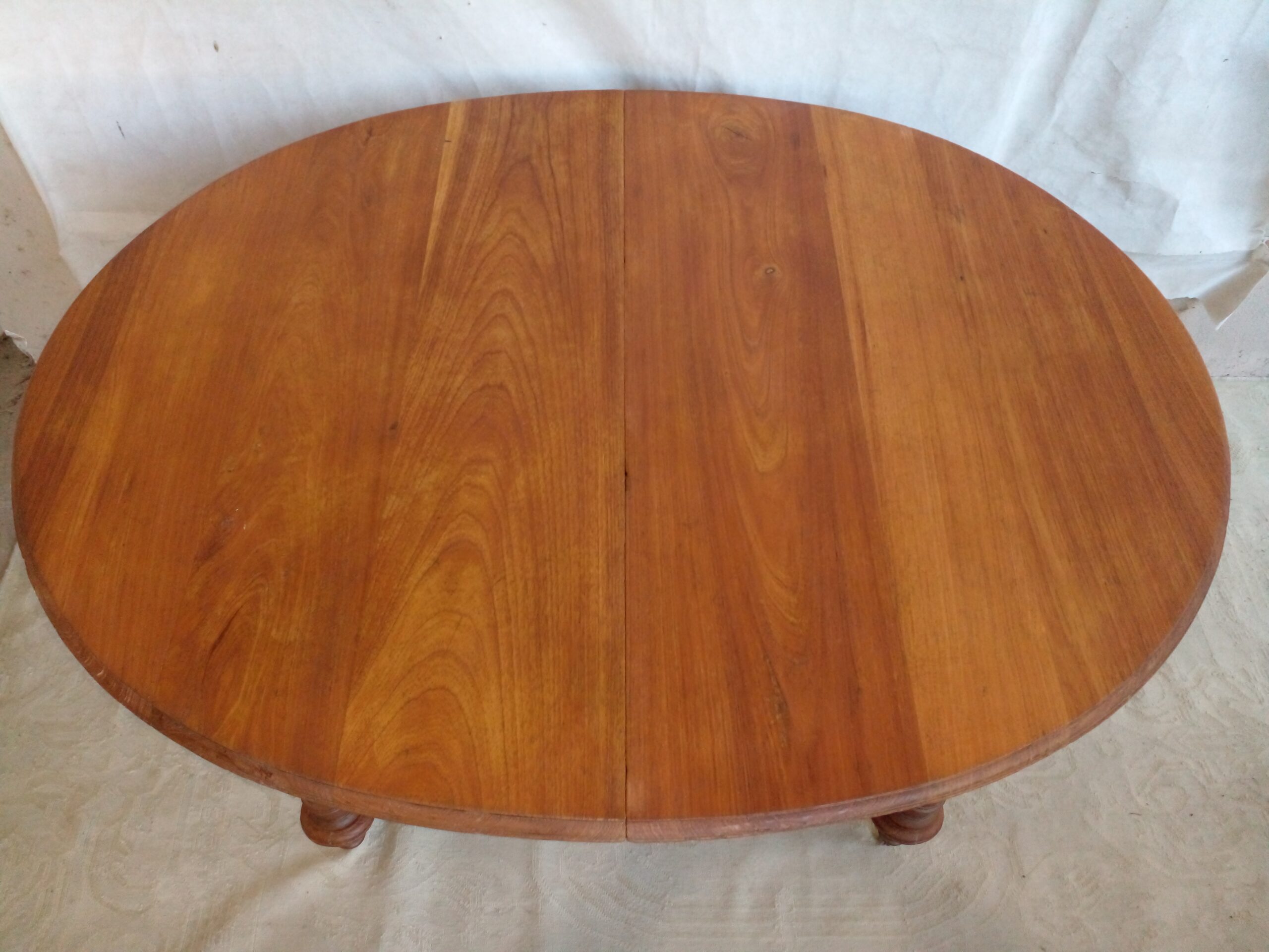 MESA DE COMEDOR ESTILO INGLES EN CEDRO CON TRES TABLAS DE ALARGUE Y PATA LIRA. COD: 105301 - Imagen 9