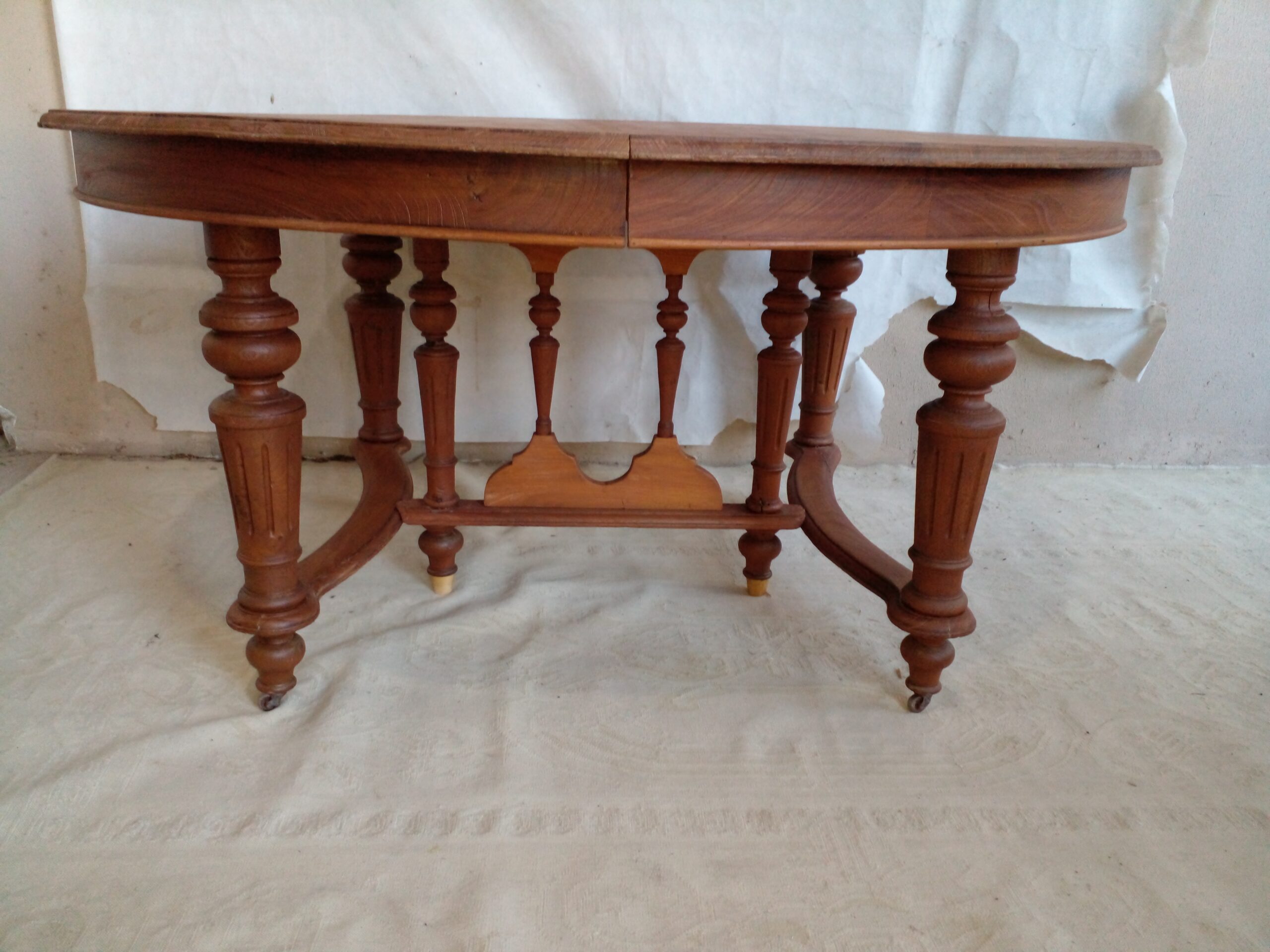 MESA DE COMEDOR ESTILO INGLES EN CEDRO CON TRES TABLAS DE ALARGUE Y PATA LIRA. COD: 105301 - Imagen 10