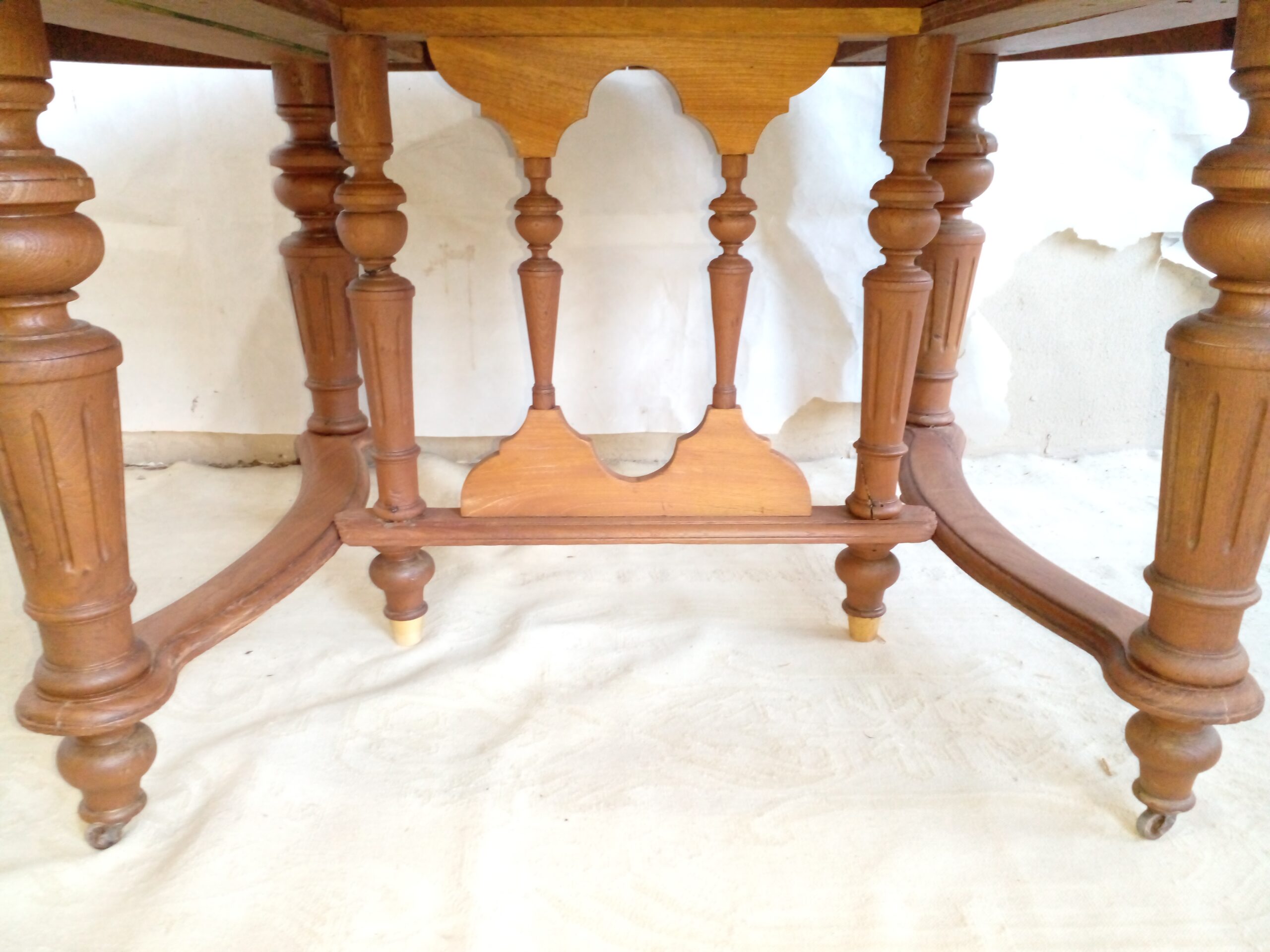 MESA DE COMEDOR ESTILO INGLES EN CEDRO CON TRES TABLAS DE ALARGUE Y PATA LIRA. COD: 105301 - Imagen 11