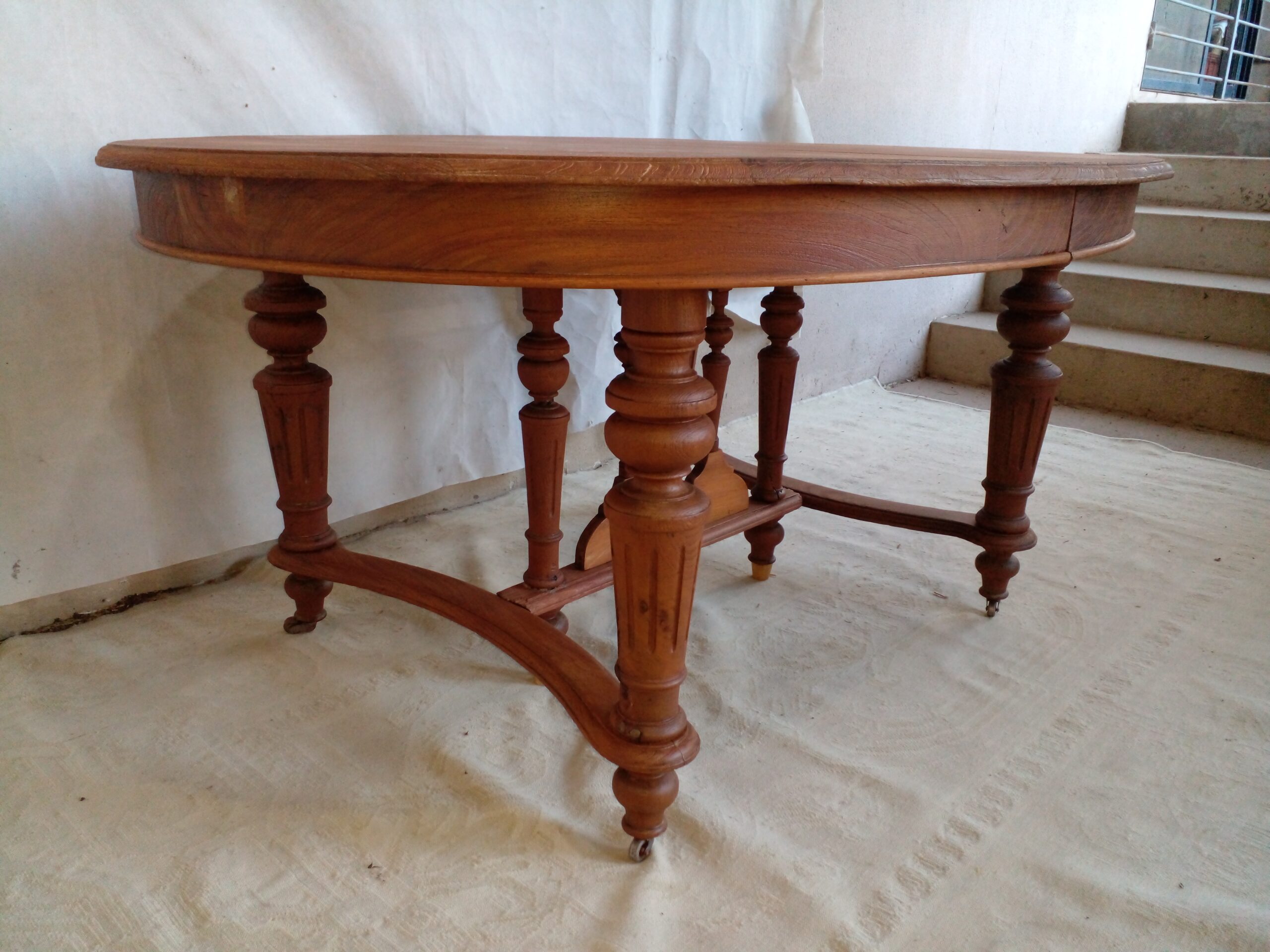 MESA DE COMEDOR ESTILO INGLES EN CEDRO CON TRES TABLAS DE ALARGUE Y PATA LIRA. COD: 105301 - Imagen 12