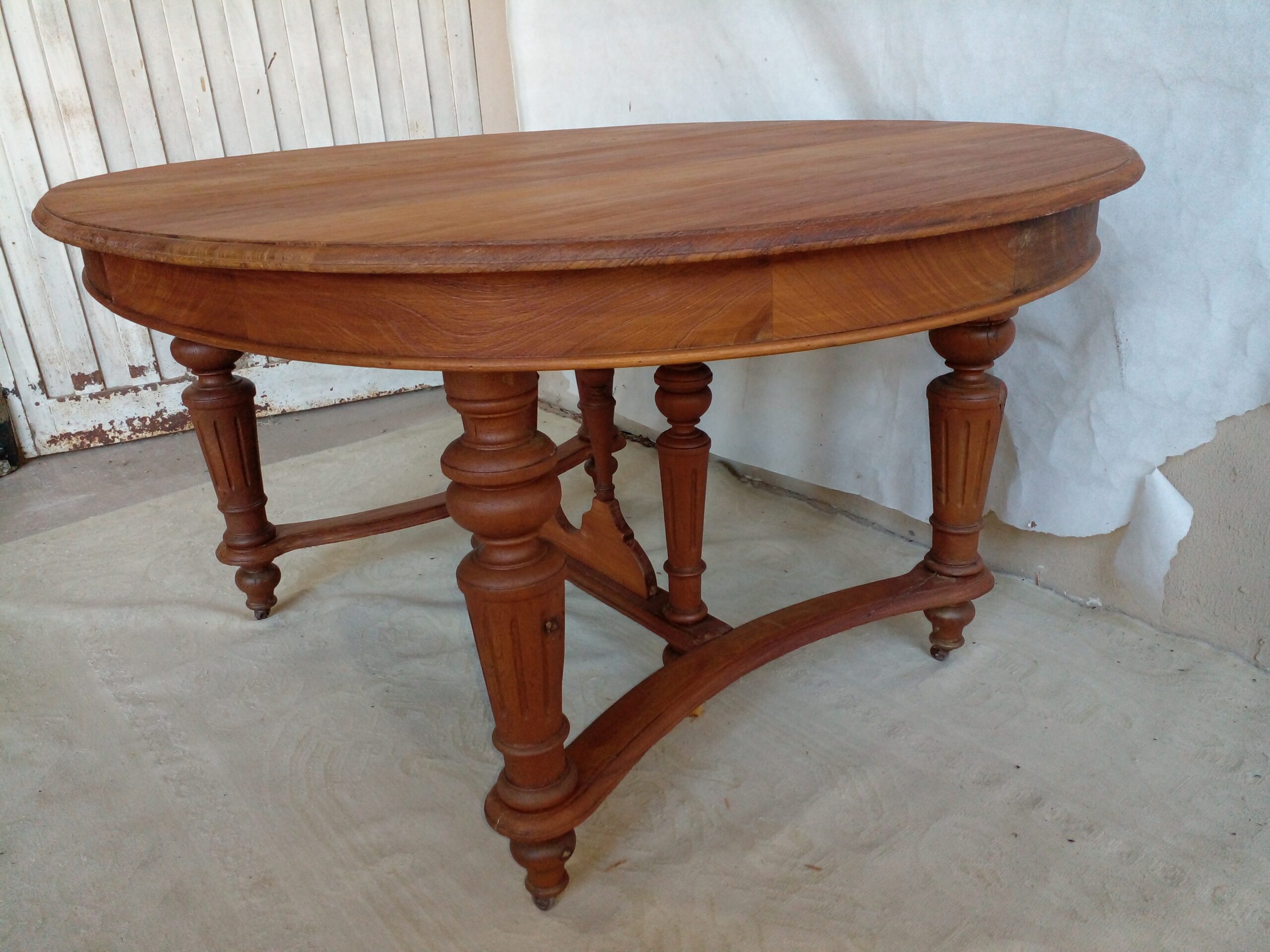 MESA DE COMEDOR ESTILO INGLES EN CEDRO CON TRES TABLAS DE ALARGUE Y PATA LIRA. COD: 105301 - Imagen 13