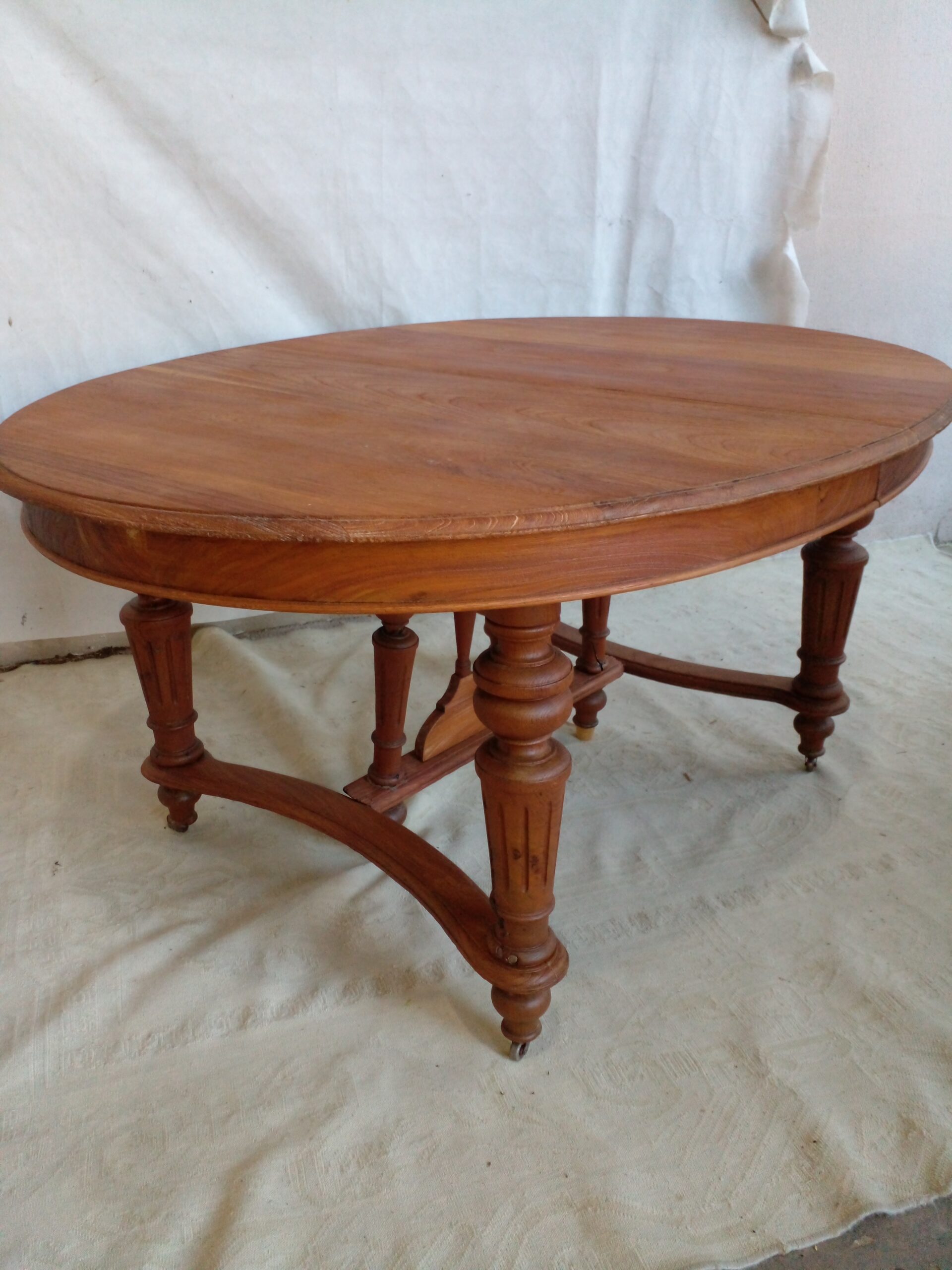MESA DE COMEDOR ESTILO INGLES EN CEDRO CON TRES TABLAS DE ALARGUE Y PATA LIRA. COD: 105301 - Imagen 14