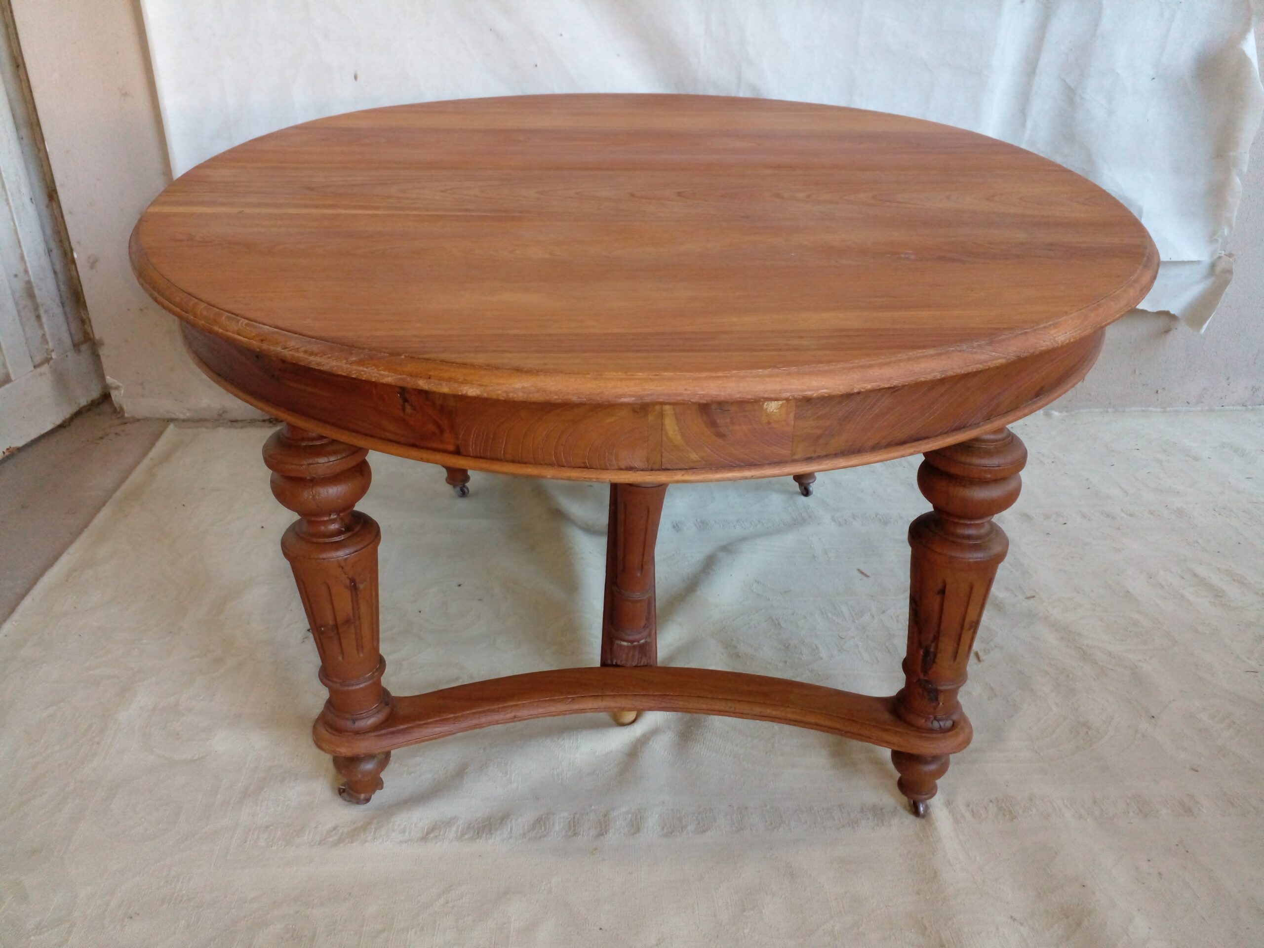 MESA DE COMEDOR ESTILO INGLES EN CEDRO CON TRES TABLAS DE ALARGUE Y PATA LIRA. COD: 105301 - Imagen 15