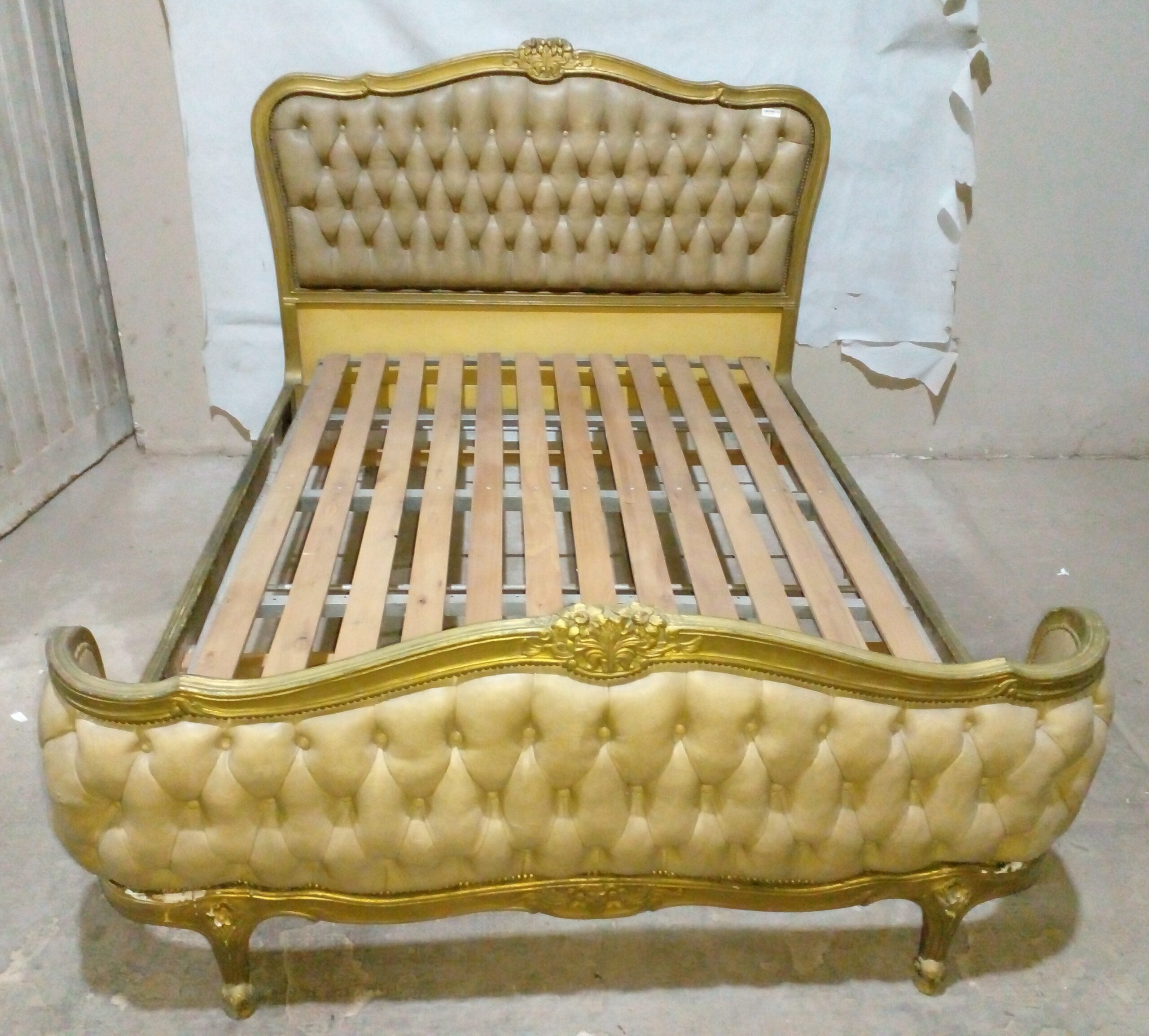 CAMA ANTIGUA DE DOS PLAZAS ESTILO FRANCES LUIS XV RESPALDO CAPITONN´EN CUERO. COD: 91017 - Imagen 5