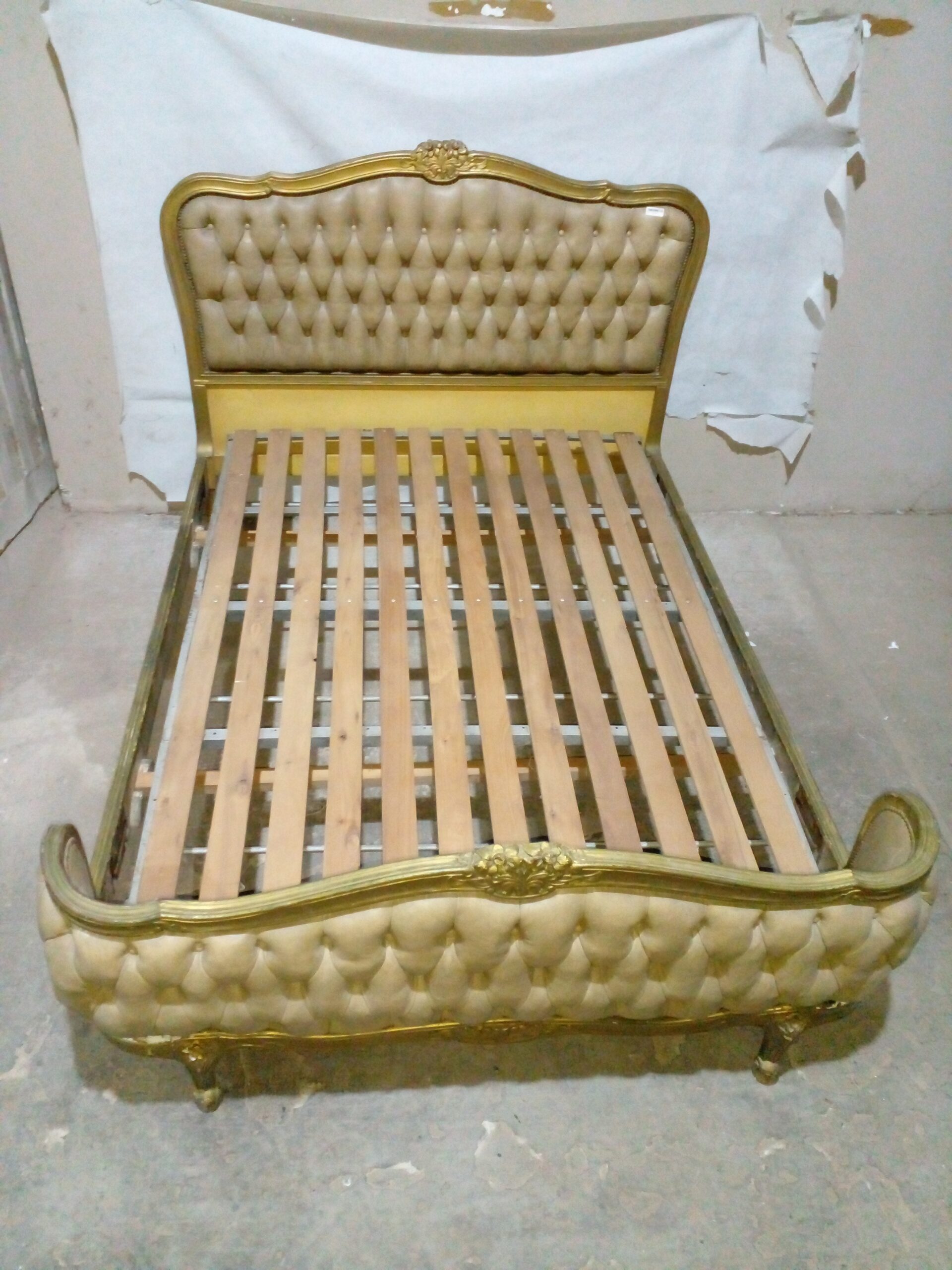 CAMA ANTIGUA DE DOS PLAZAS ESTILO FRANCES LUIS XV RESPALDO CAPITONN´EN CUERO. COD: 91017 - Imagen 6