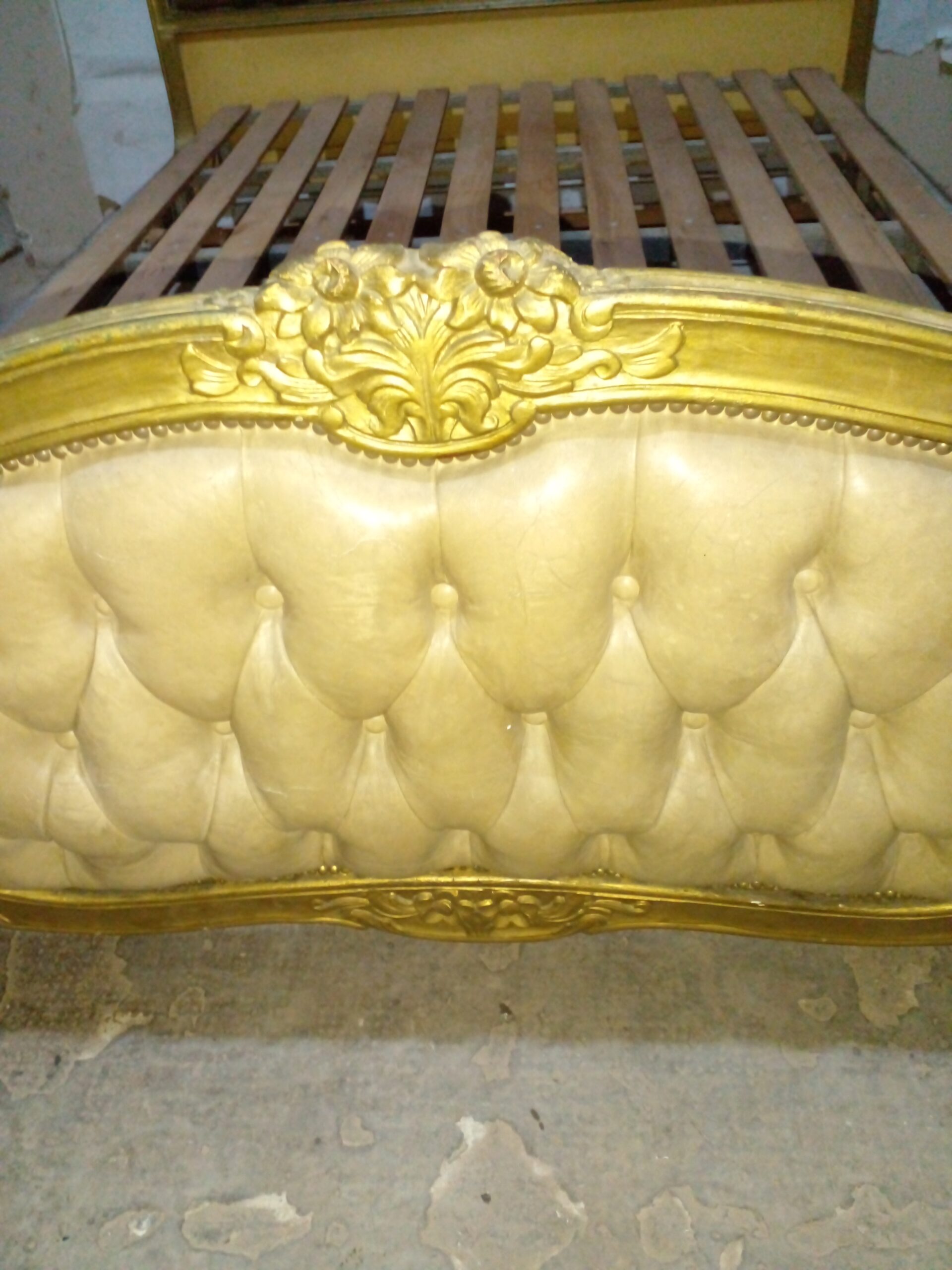 CAMA ANTIGUA DE DOS PLAZAS ESTILO FRANCES LUIS XV RESPALDO CAPITONN´EN CUERO. COD: 91017 - Imagen 10