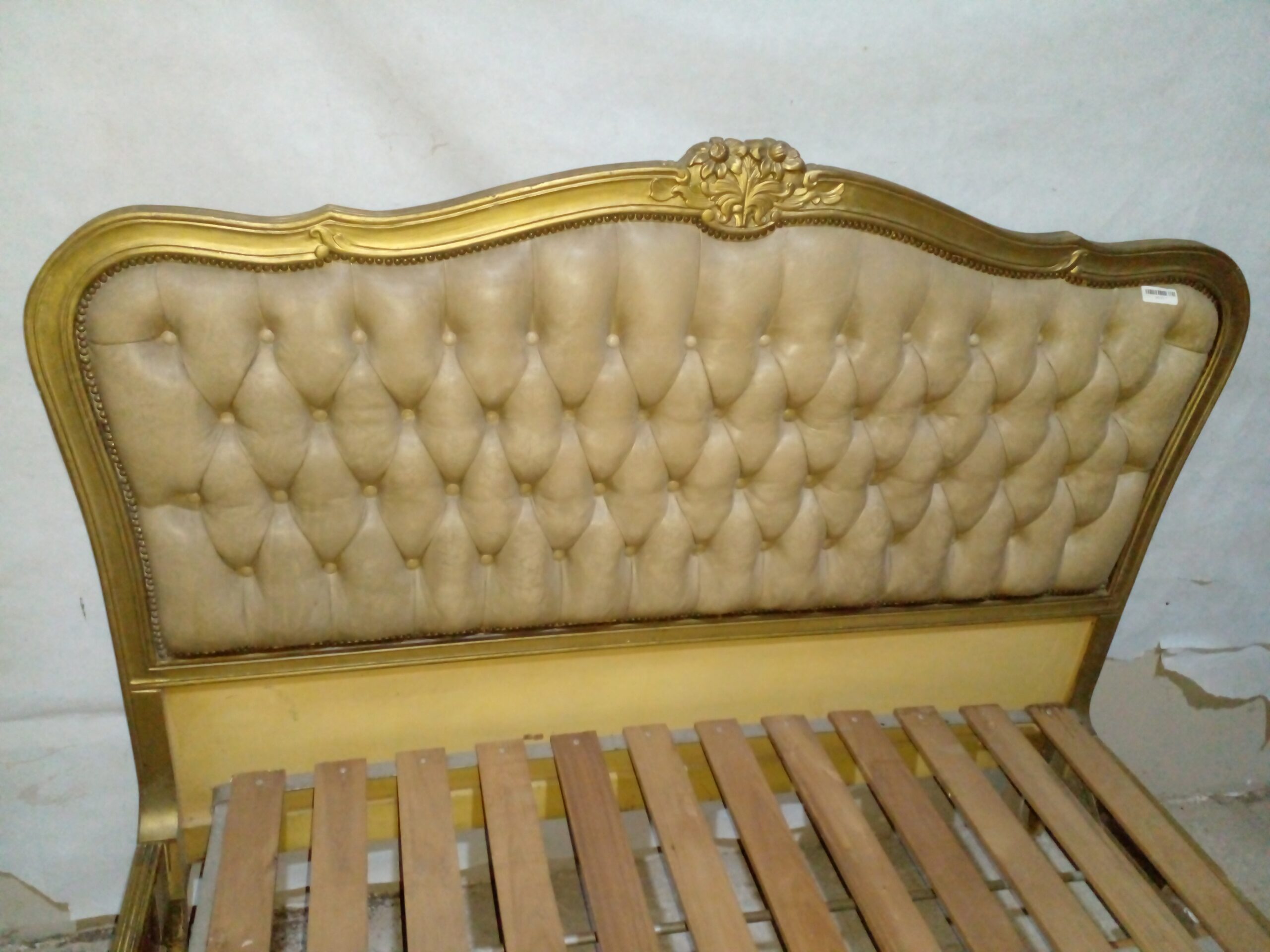 CAMA ANTIGUA DE DOS PLAZAS ESTILO FRANCES LUIS XV RESPALDO CAPITONN´EN CUERO. COD: 91017 - Imagen 12