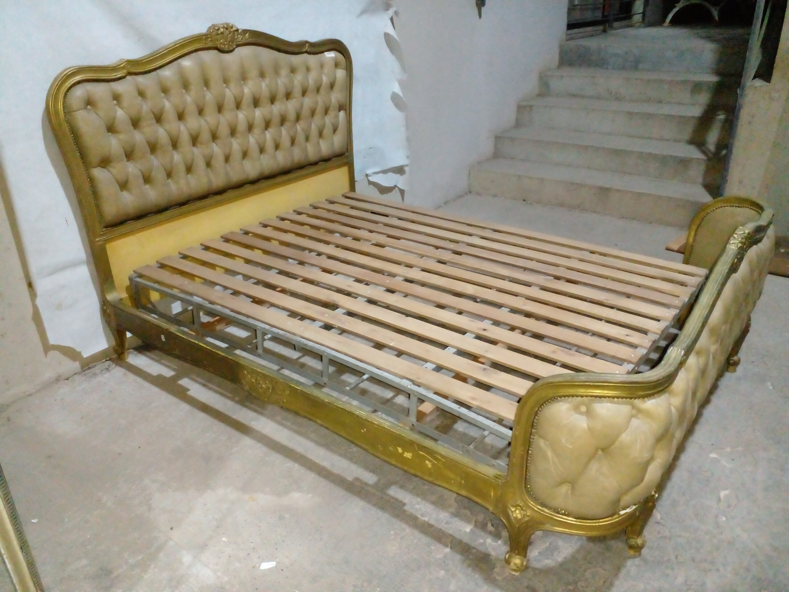 CAMA ANTIGUA DE DOS PLAZAS ESTILO FRANCES LUIS XV RESPALDO CAPITONN´EN CUERO. COD: 91017 - Imagen 14