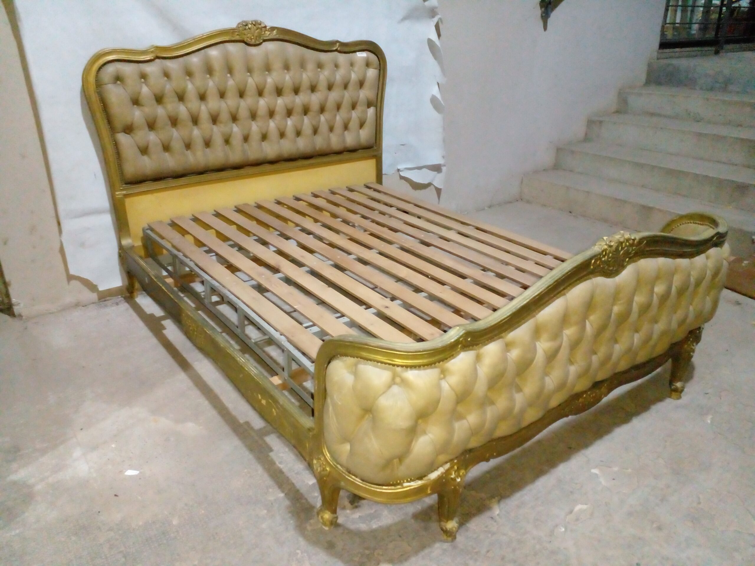 CAMA ANTIGUA DE DOS PLAZAS ESTILO FRANCES LUIS XV RESPALDO CAPITONN´EN CUERO. COD: 91017 - Imagen 15
