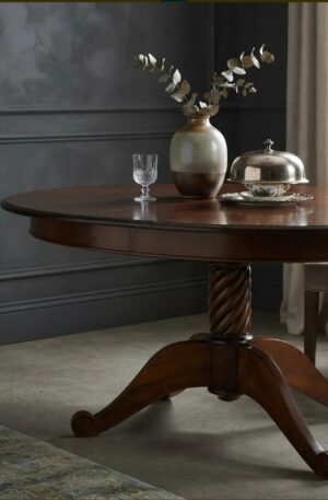 MESA DE COMEDOR ESTILO INGLES TAPA DE ROBLE BASE SHERATON. COD: 106805
