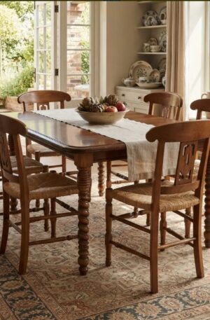 JUEGO DE COMEDOR ESTILO CAMPO MESA PATAS TORNEADAS Y  SILLAS. COD: 107004