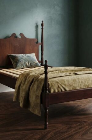 CAMA DE UNA PLAZA ESTILO COLONIAL INGLES EN CAOBA. COD: 107706