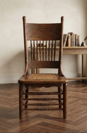 SILLA MATERA ANTIGUA CON ESTERILLA VEGETAL MADERA TALLADA. COD: 108401