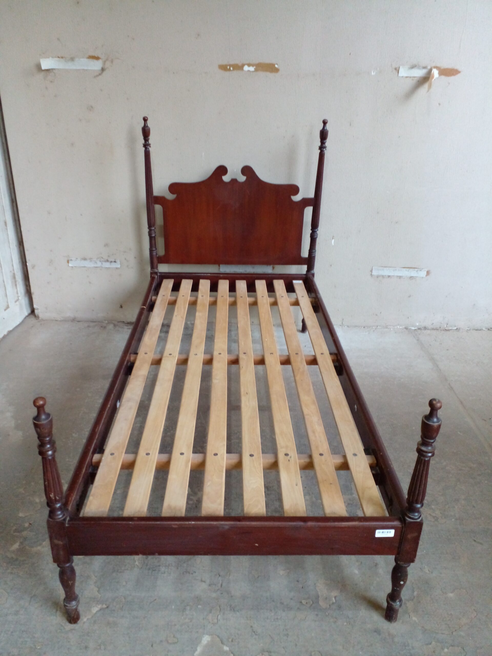 CAMA DE UNA PLAZA ESTILO COLONIAL INGLES EN CAOBA. COD: 107706 - Imagen 3