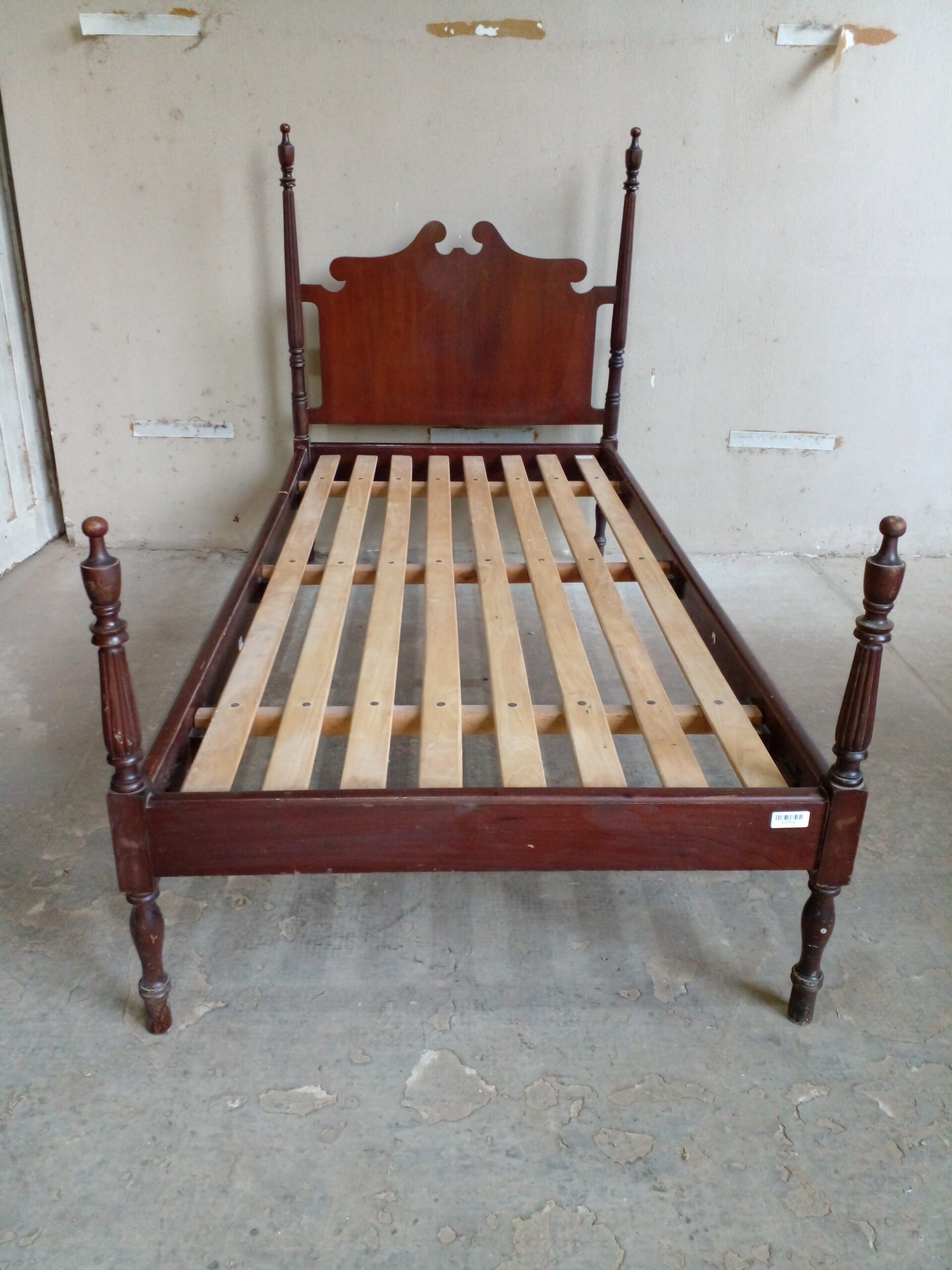 CAMA DE UNA PLAZA ESTILO COLONIAL INGLES EN CAOBA. COD: 107706 - Imagen 4