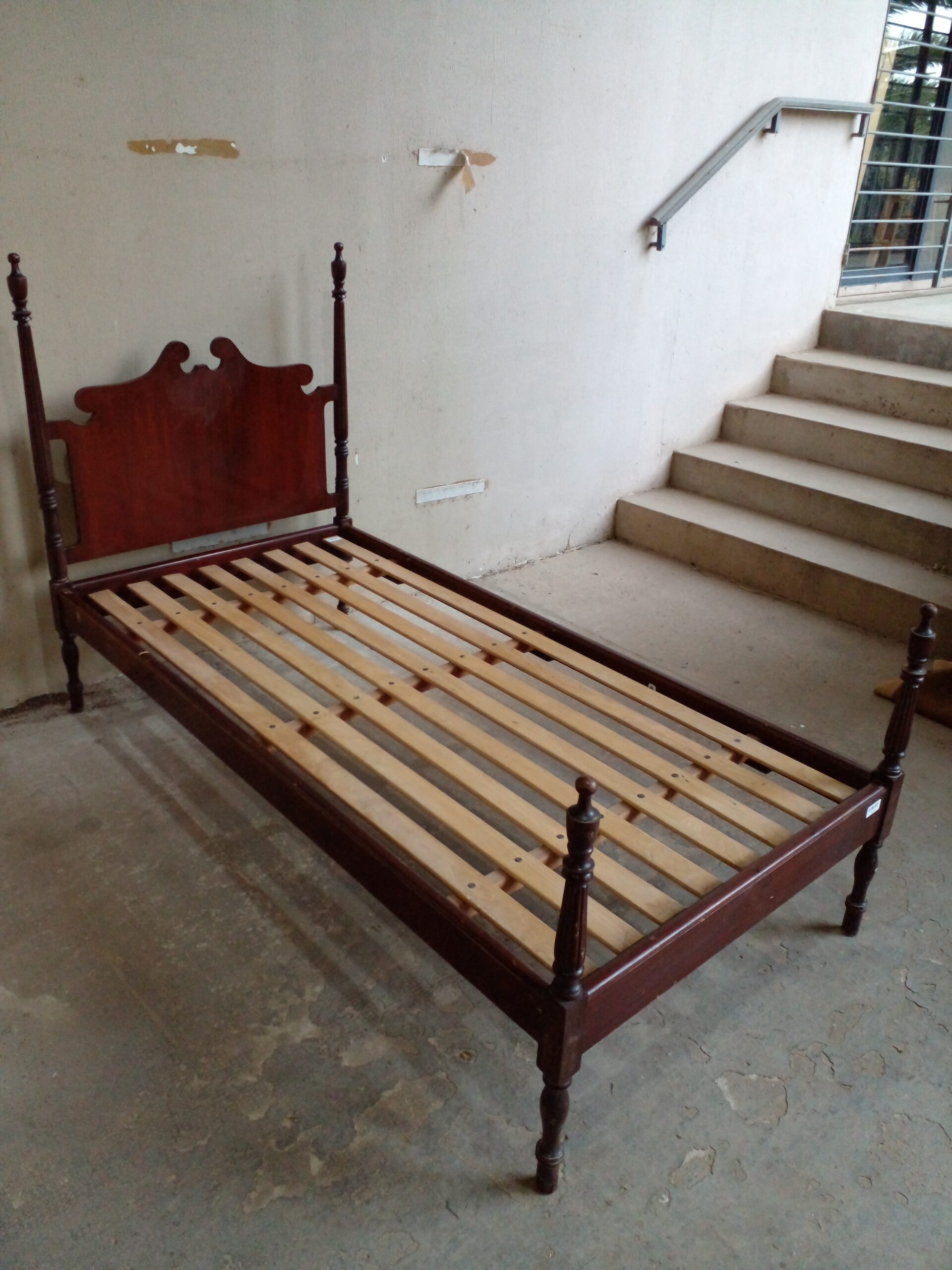CAMA DE UNA PLAZA ESTILO COLONIAL INGLES EN CAOBA. COD: 107706 - Imagen 5